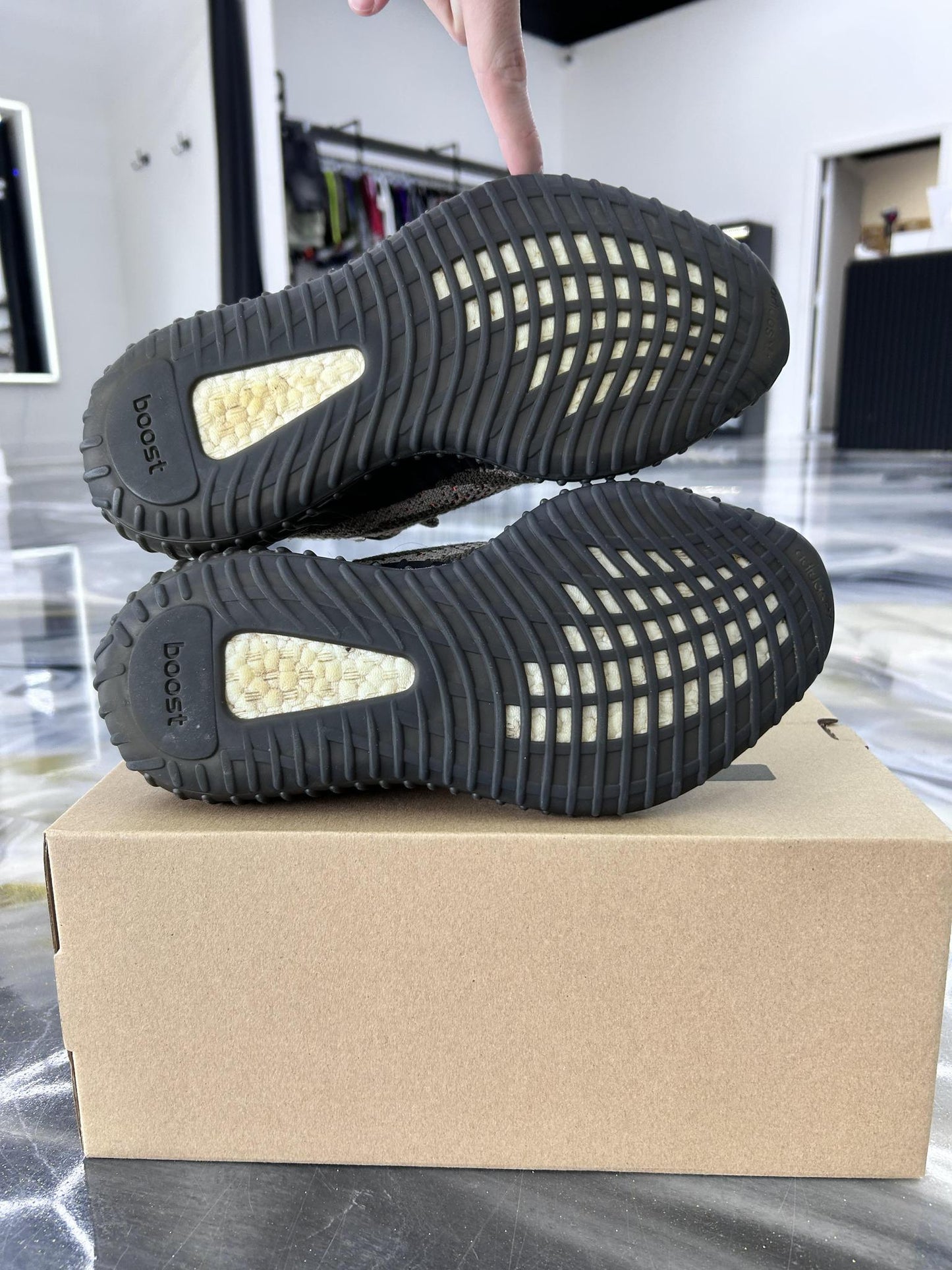 Yeezy 350 "Carbon Beluga" Used Size 7Y/8.5W