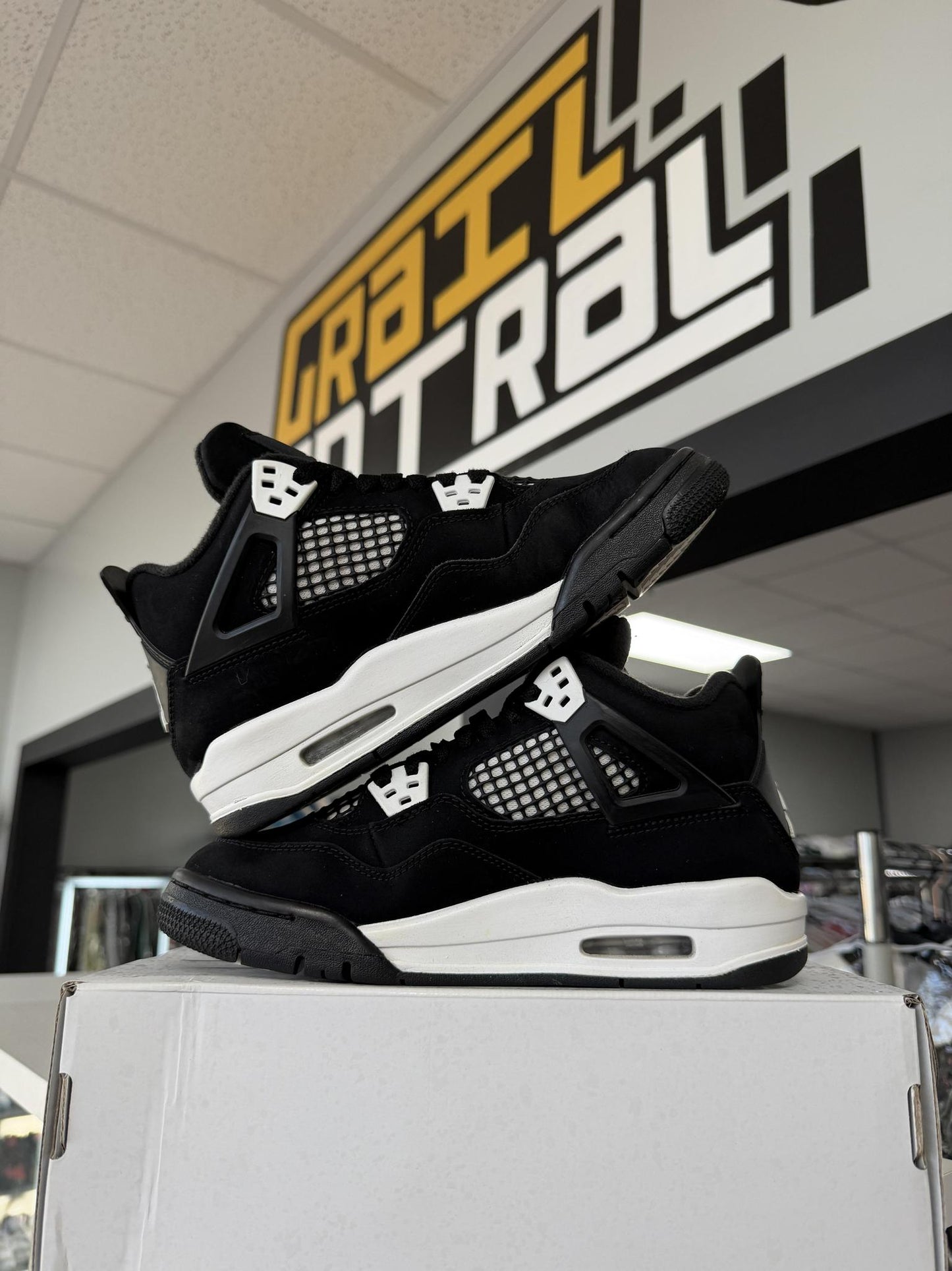 Jordan 4 "White Thunder" Used Size 5Y/6.5W