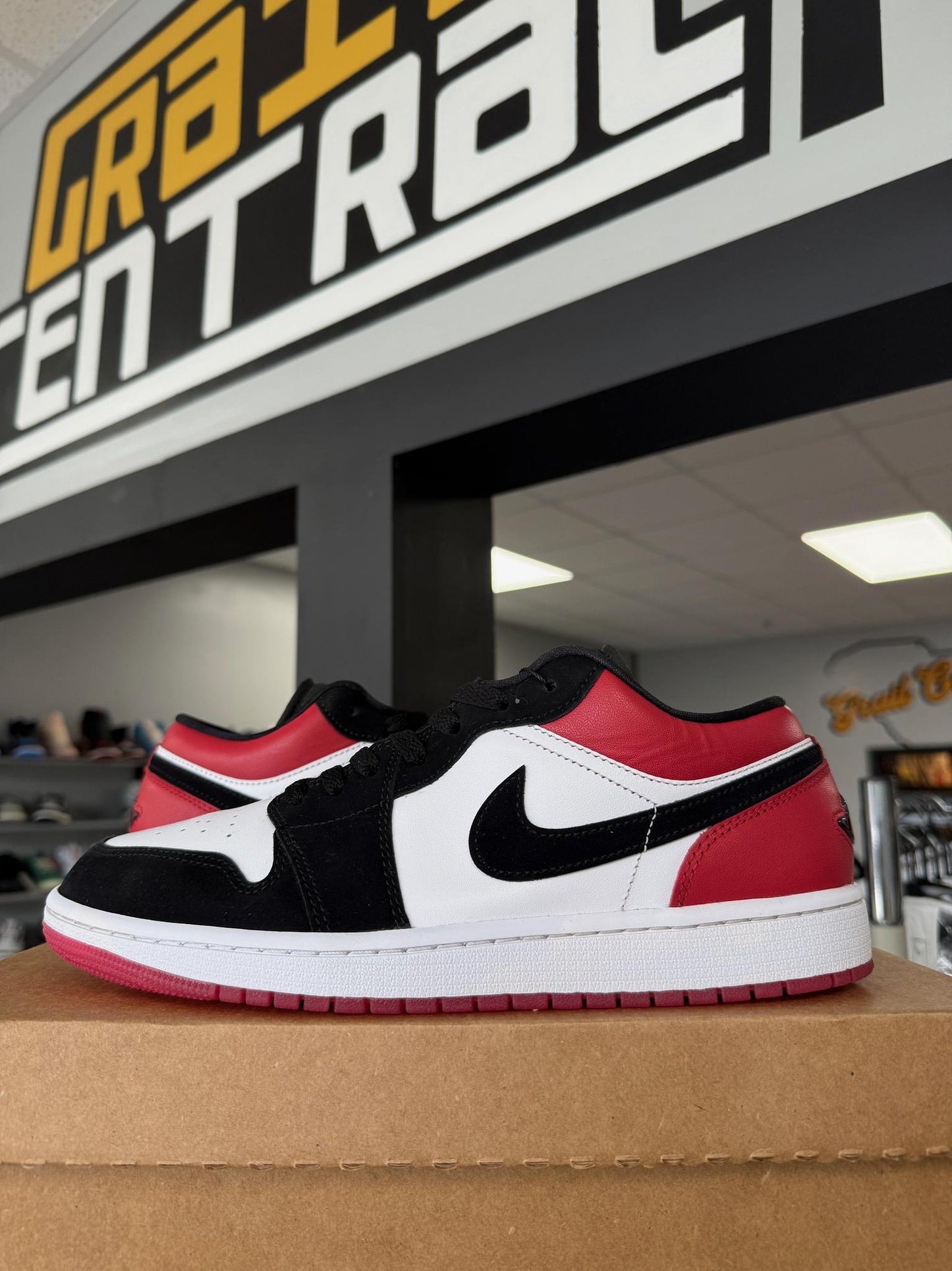 Jordan 1 Low OG "Black Toe" Used Size 9.5