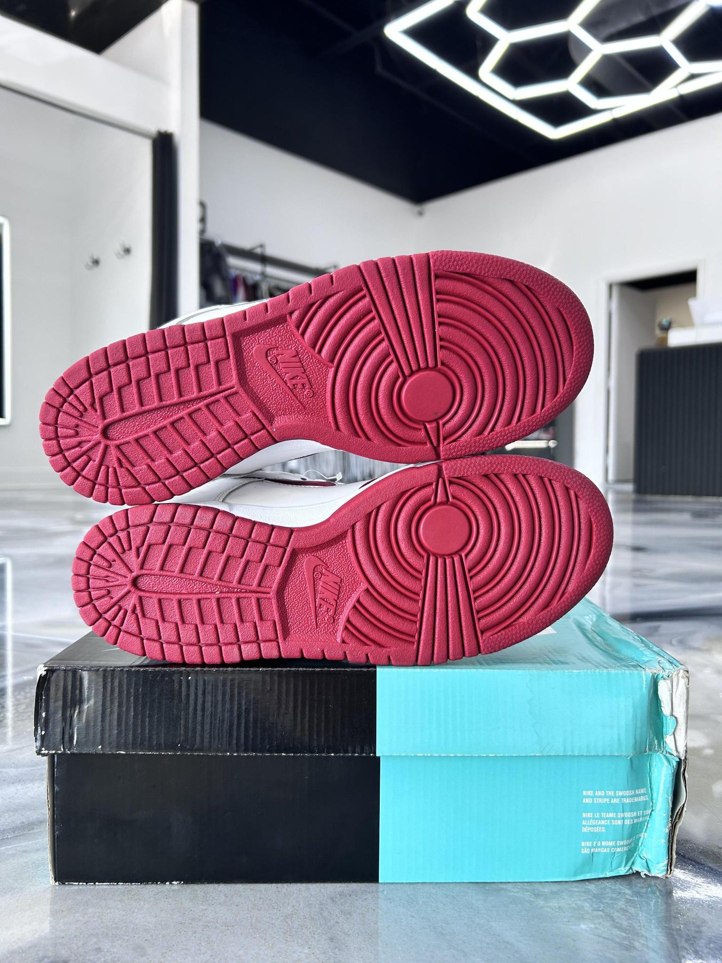 Nike SB Dunk Low x Supreme "Jewel Red" Used Size 7.5