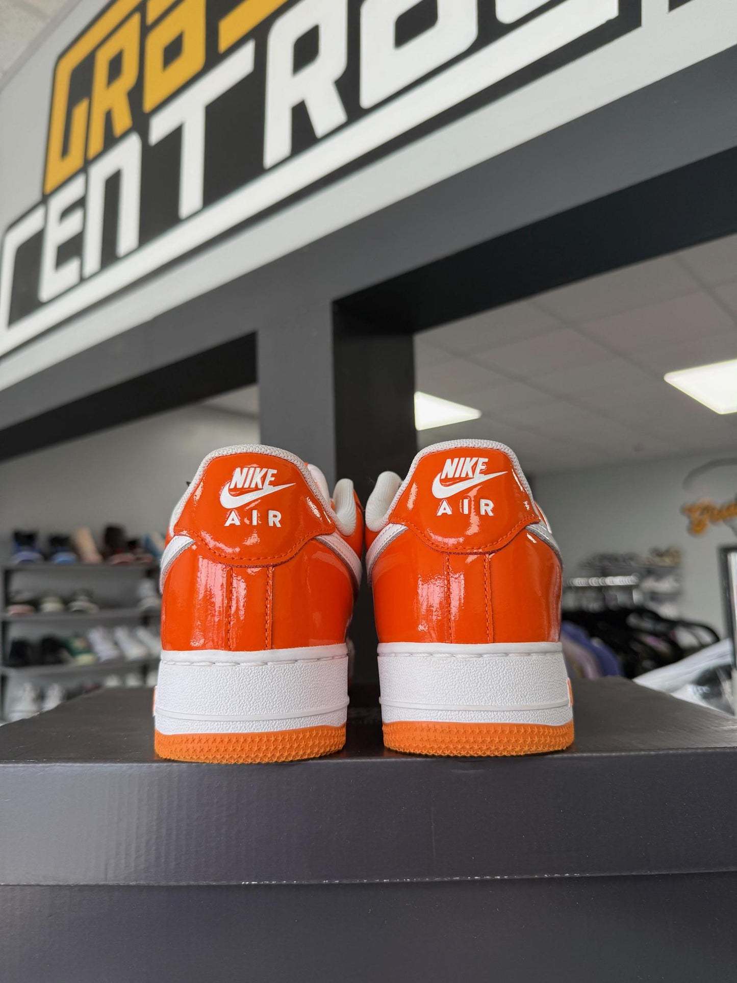 Air Force 1 Low "Safety Orange" Used Size 7.5