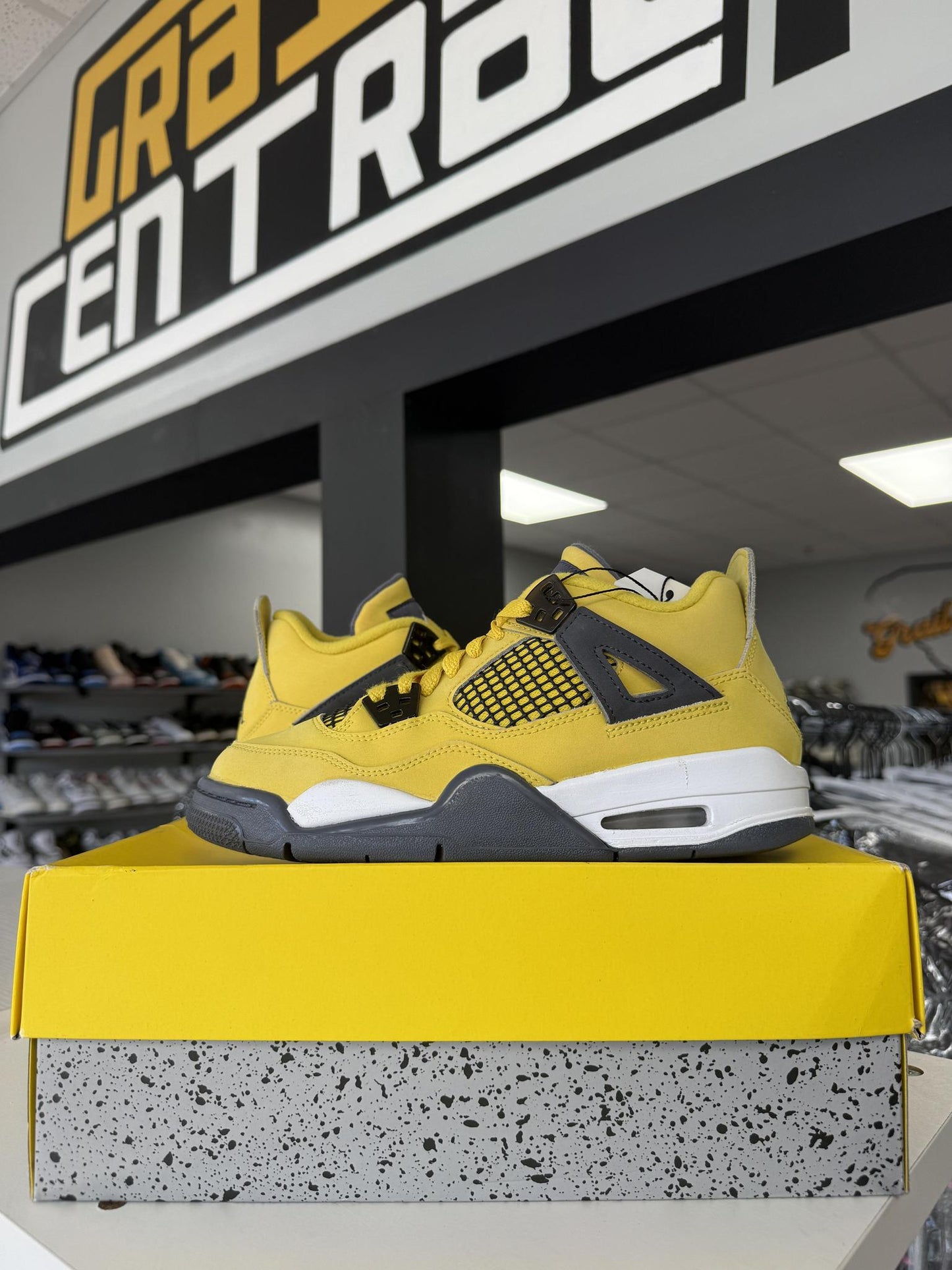 Jordan 4 "Lightning" Used Size 5.5Y/7W