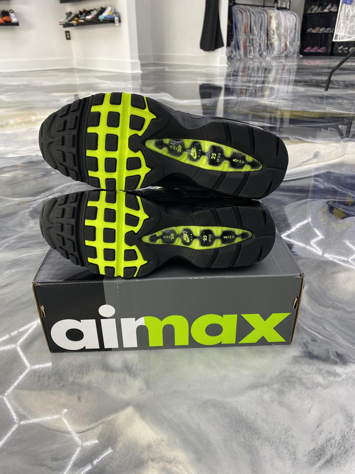 Nike Air Max 95 "OG Neon" Used Size 9.5