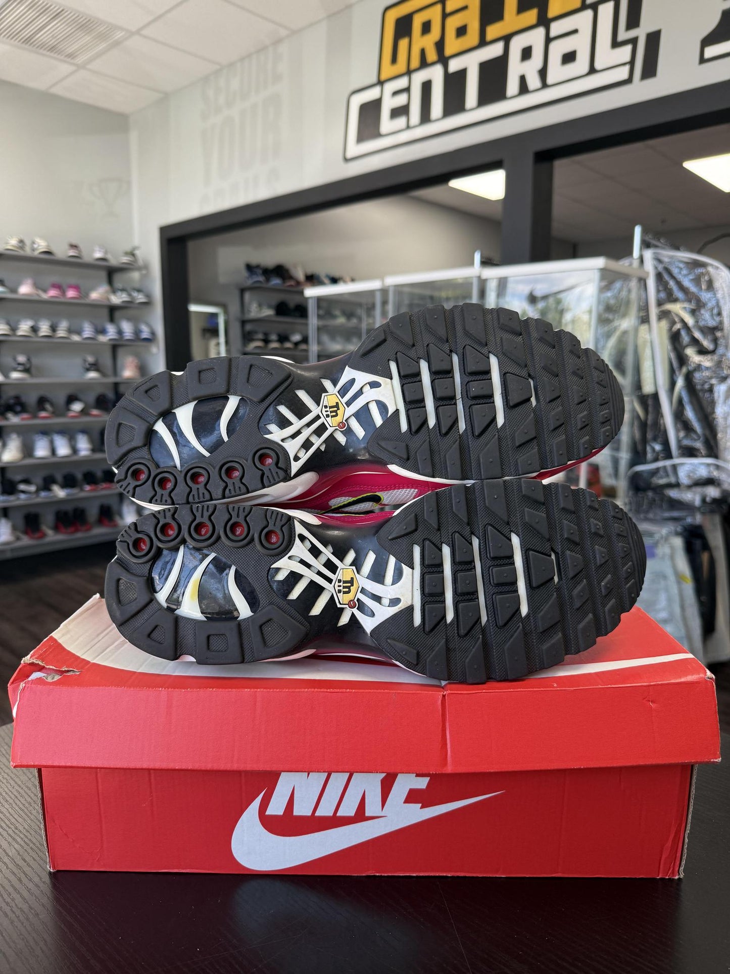 Nike Air Max Plus "Fuchsia" Used Size 13