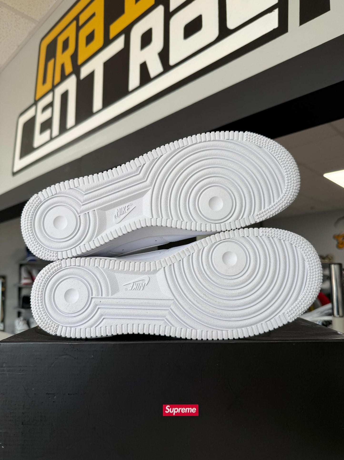 Air Force 1 Low x Supreme "White" Used Size 10