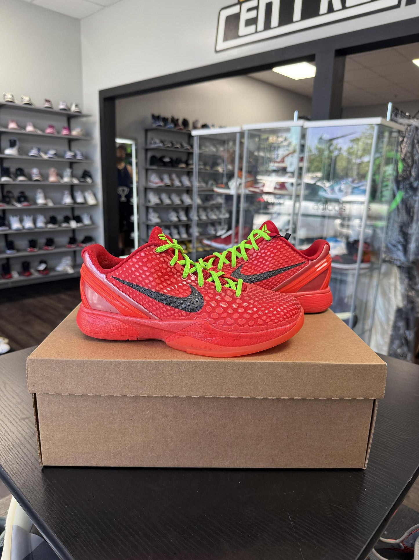 Kobe 6 "Reverse Grinch" Used Size 4.5Y/6W