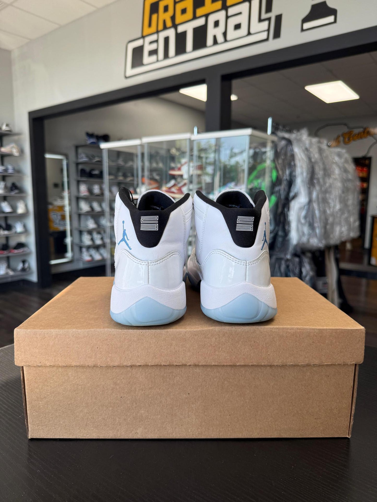 Jordan 11 "Legend Blue" Used Size 7Y/8.5W
