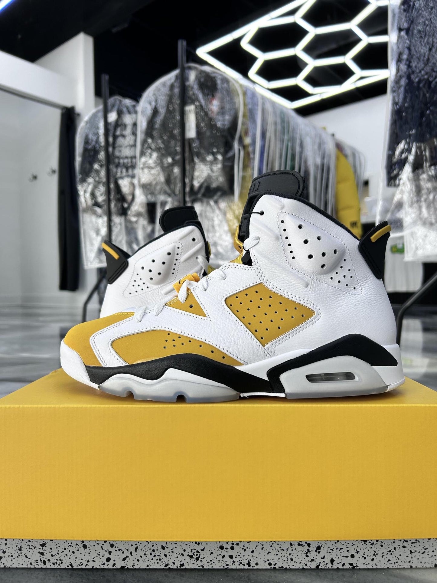 Jordan 6 "Yellow Ochre" Used Size 9.5