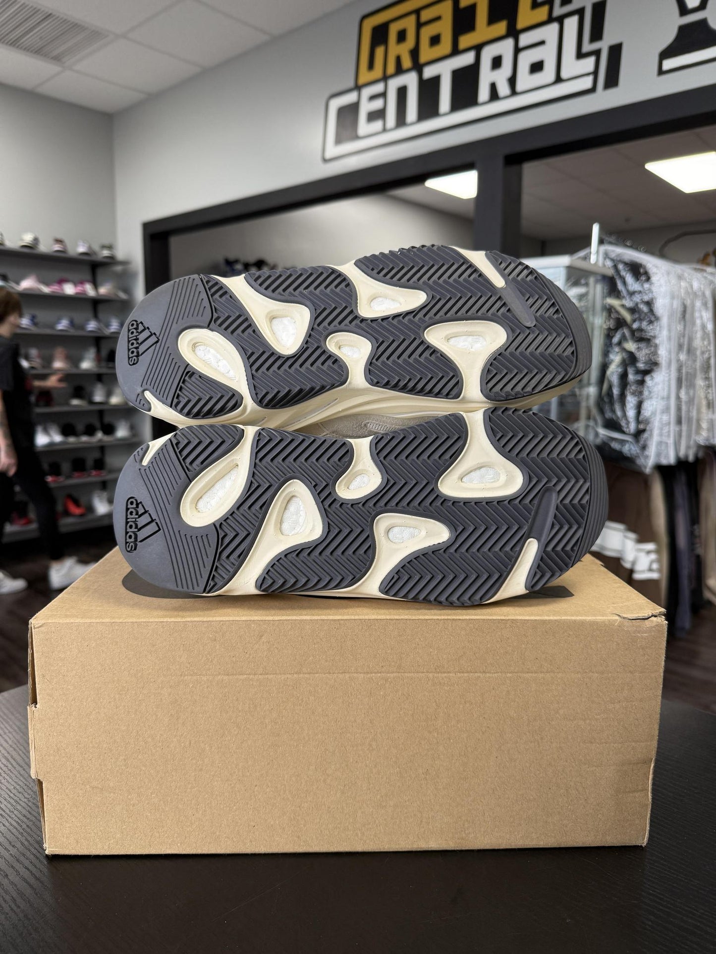 Yeezy 700 "Analog" Used Size 11