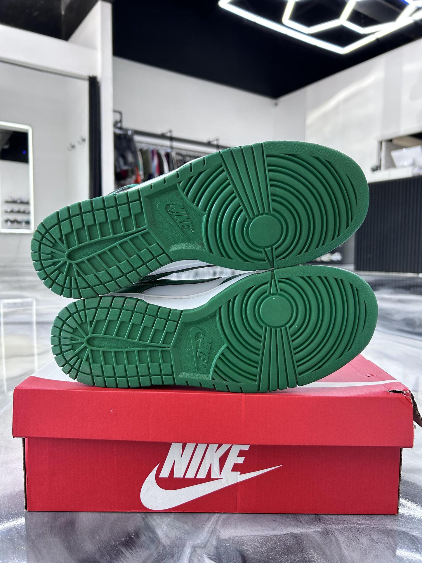 Dunk Low "Malachite" Used Size 9.5