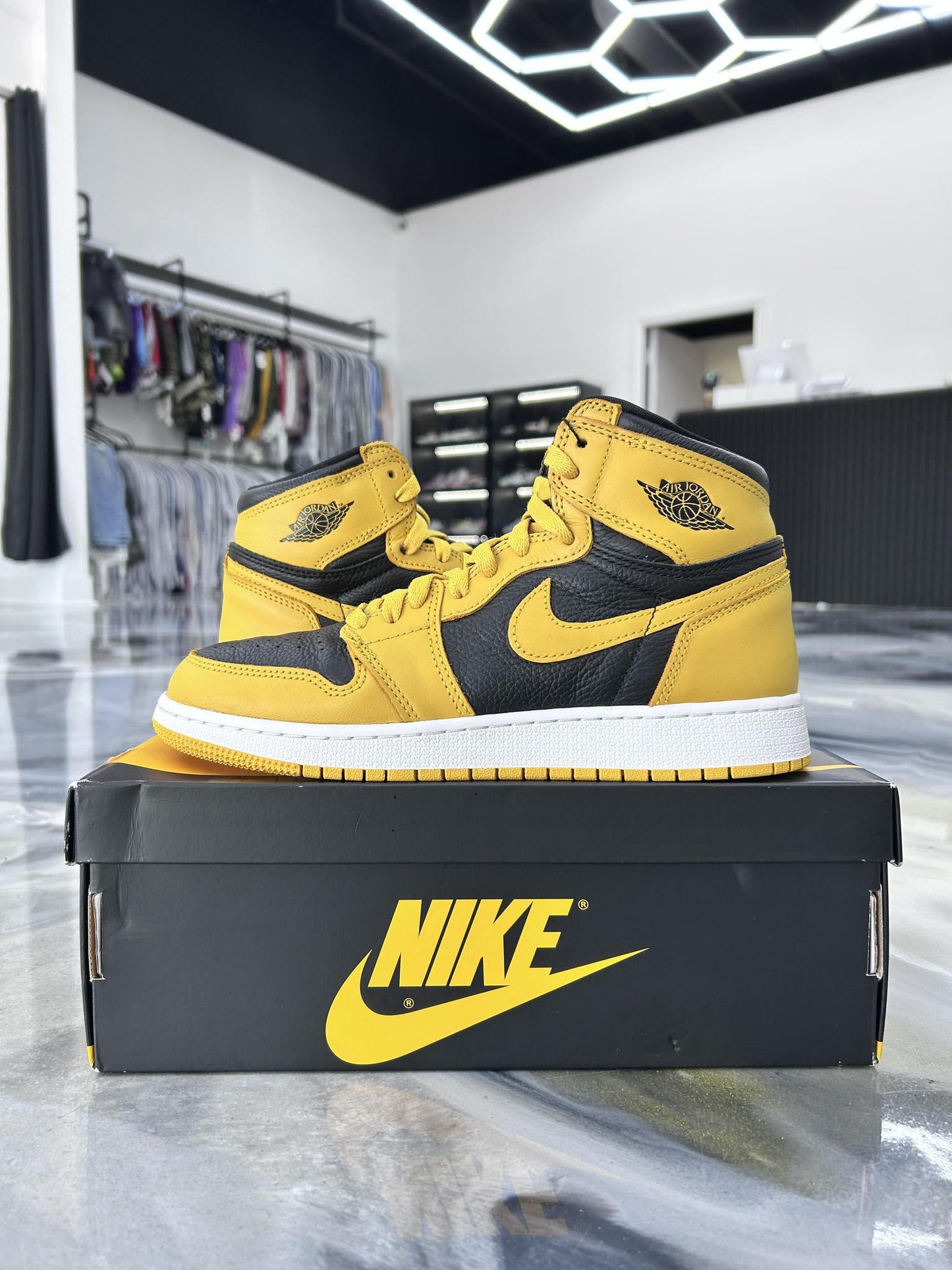 Jordan 1 High "Pollen" Used Size 7Y/8.5W