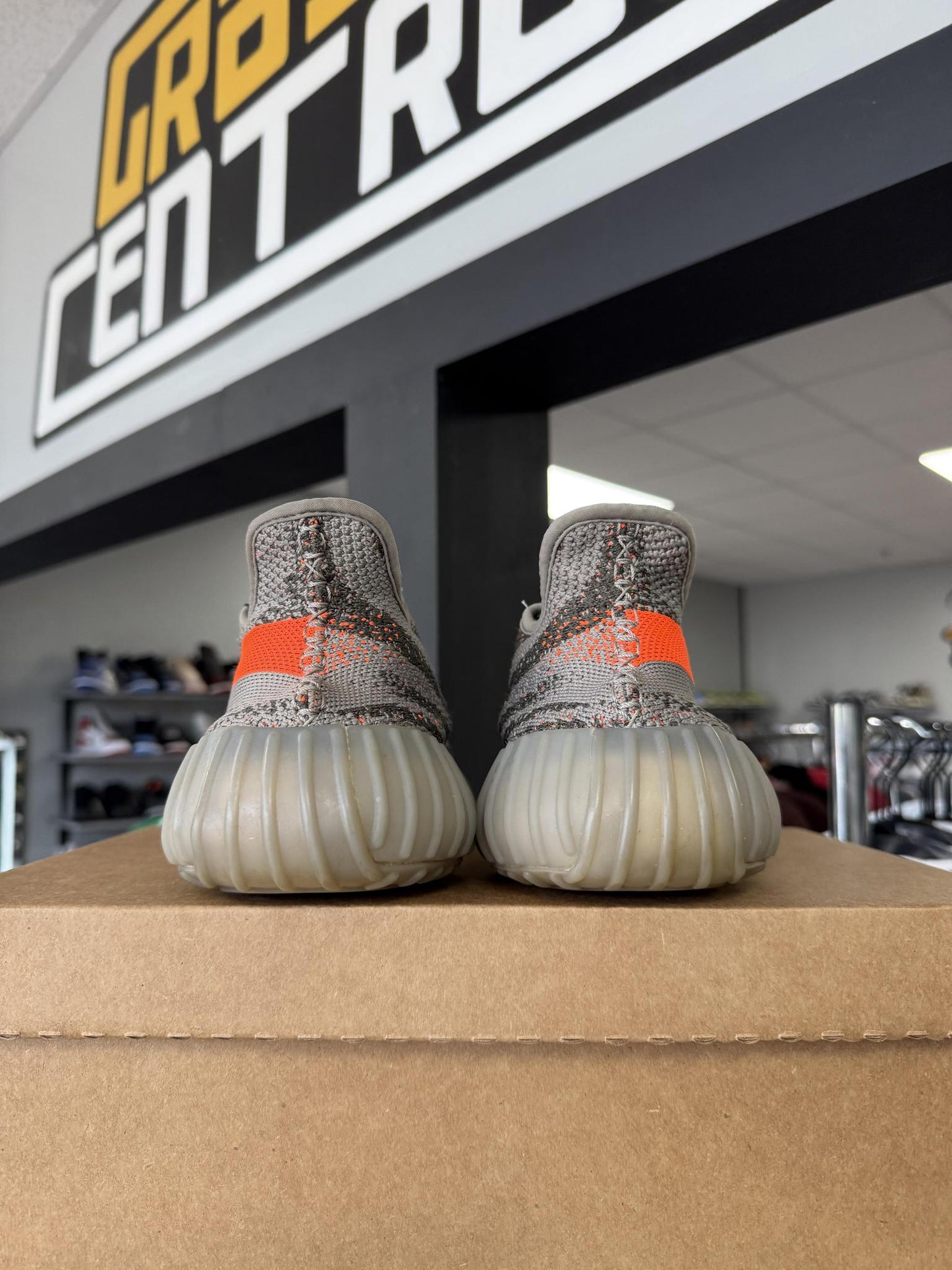 Yeezy 350 V2 "Carbon Beluga" Used Size 11.5