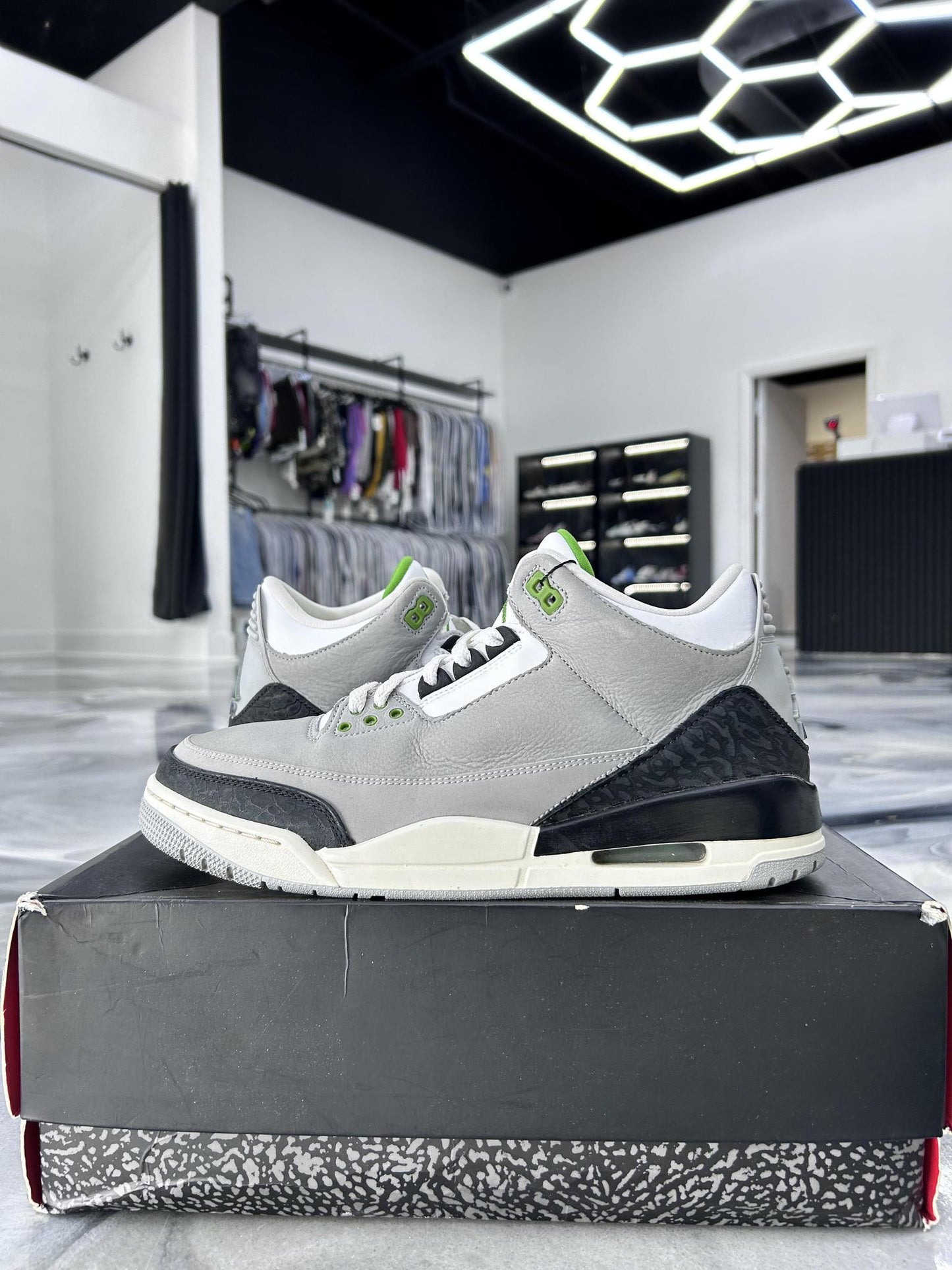 Jordan 3 "Chlorophyll" Used Size 10.5