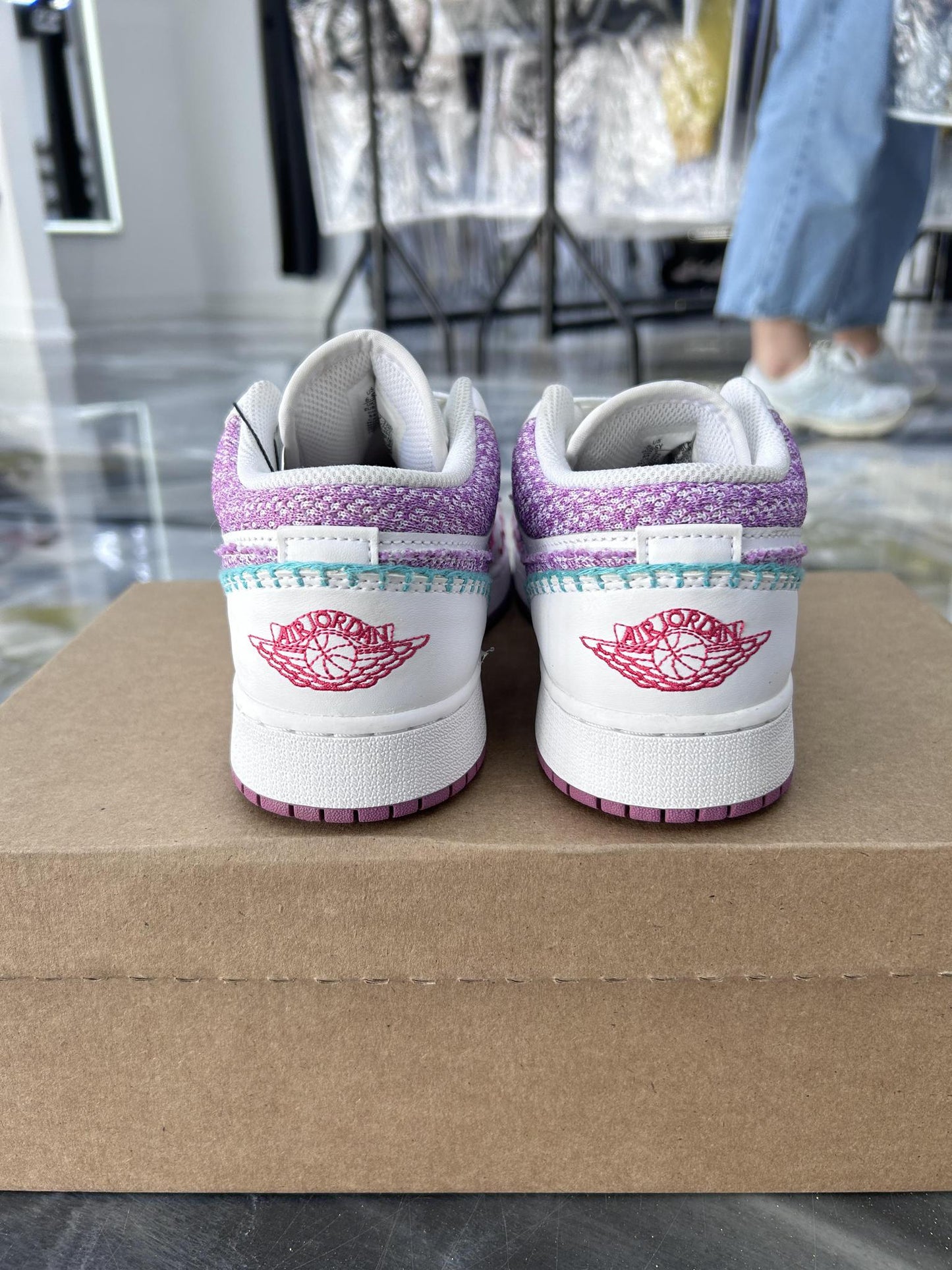 Jordan 1 Low "Light Bordeaux" Used Size 6.5Y/8W