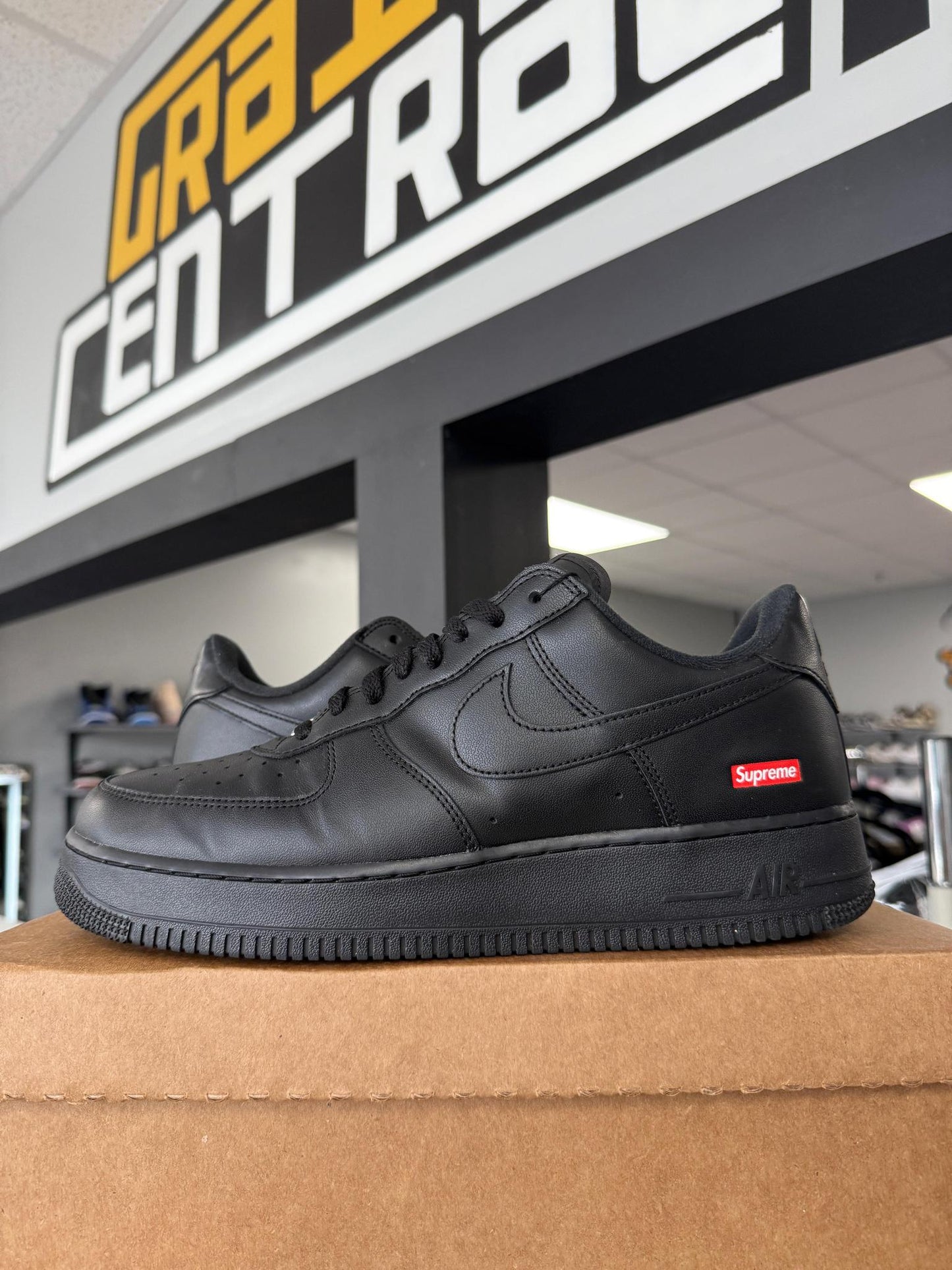 Air Force 1 Low x Supreme "Black" Used Size 10.5