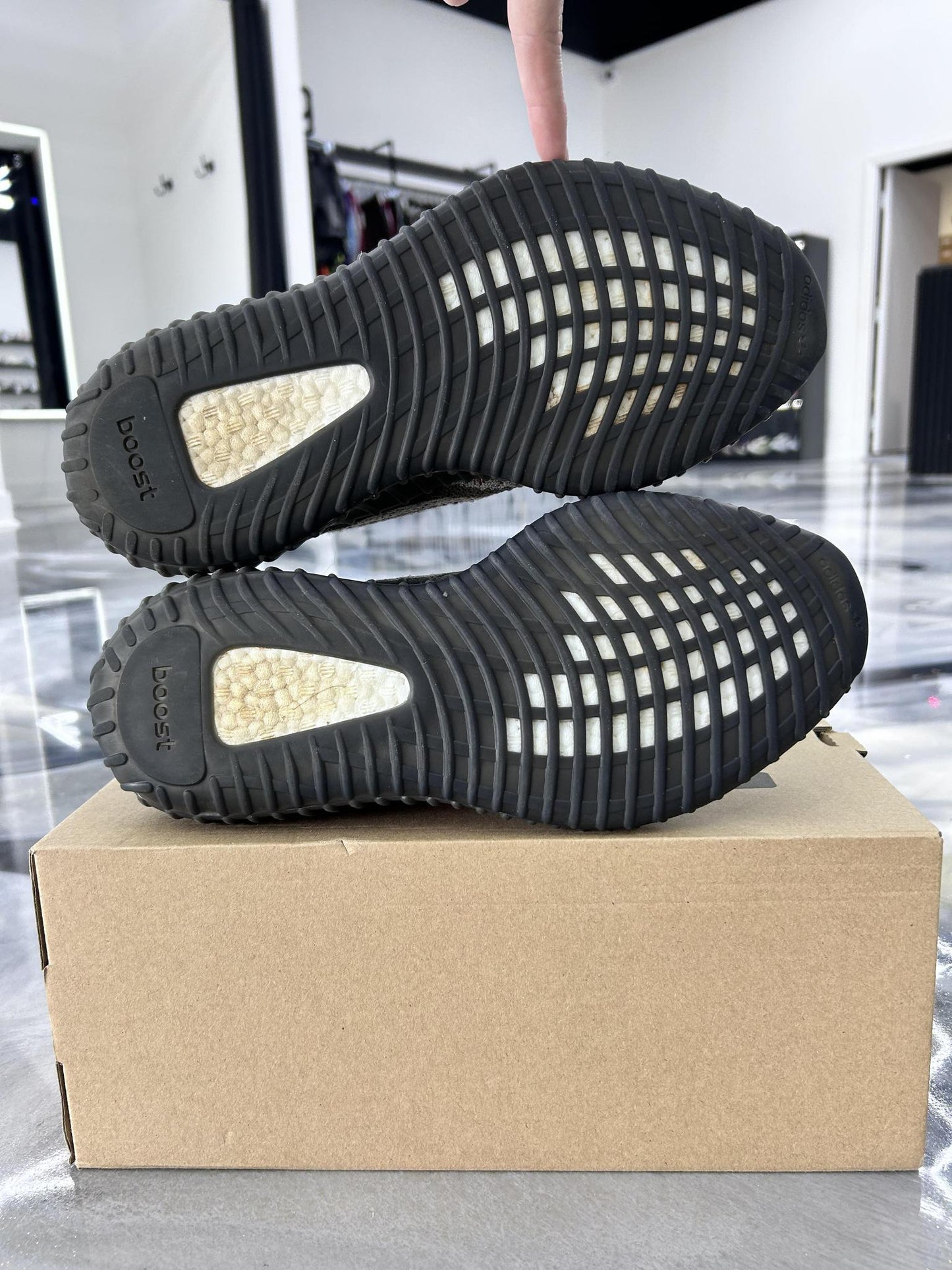 Yeezy 350 V2 "Carbon Beluga" Used Size 10.5