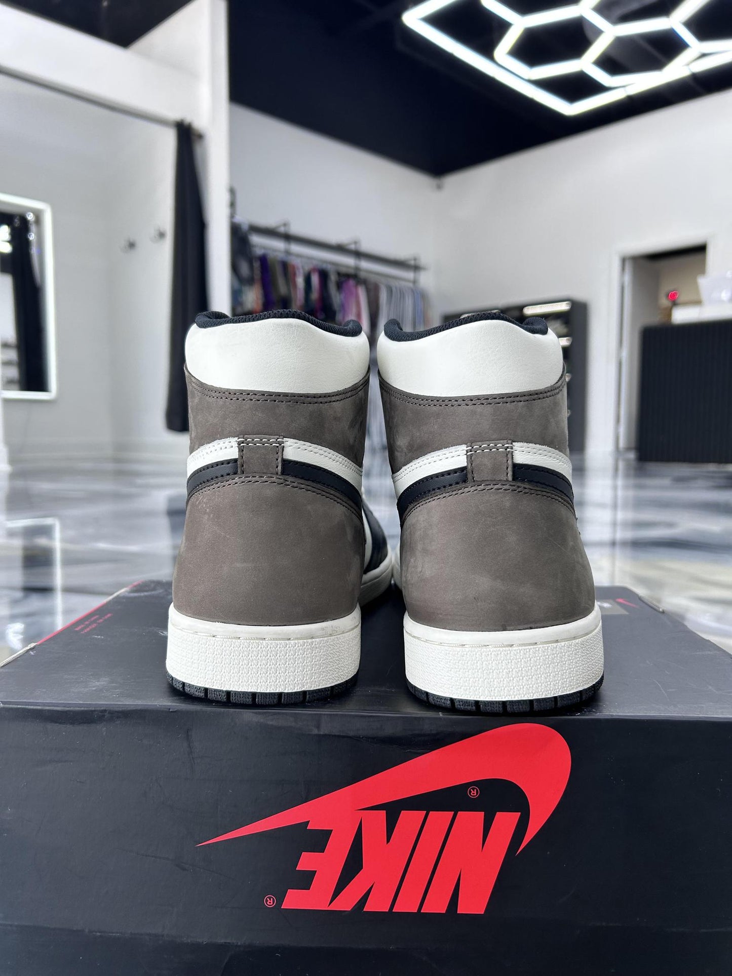 Jordan 1 "Mocha" Used Size 14 (Missing Lid)