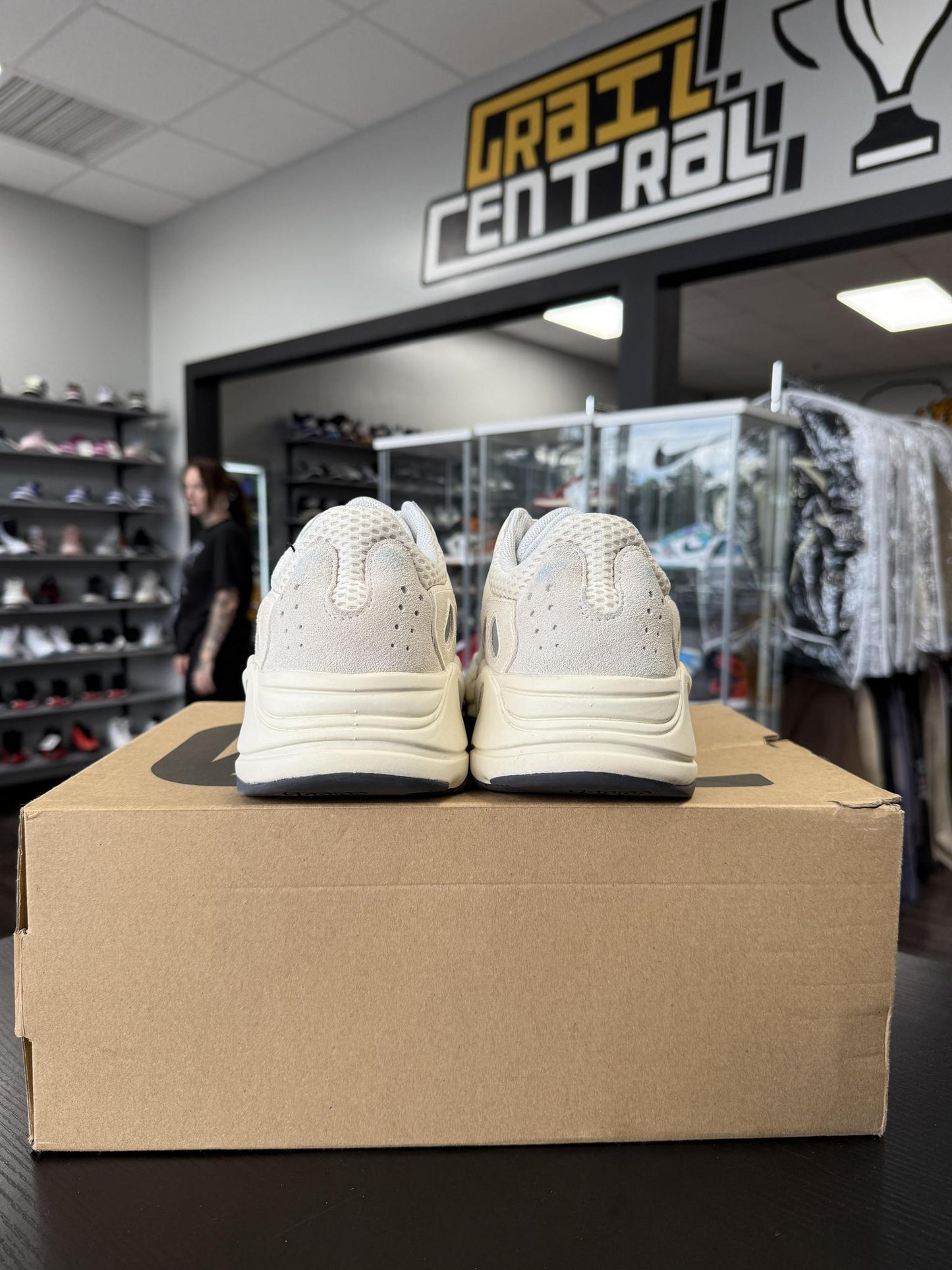 Yeezy 700 "Analog" Used Size 11