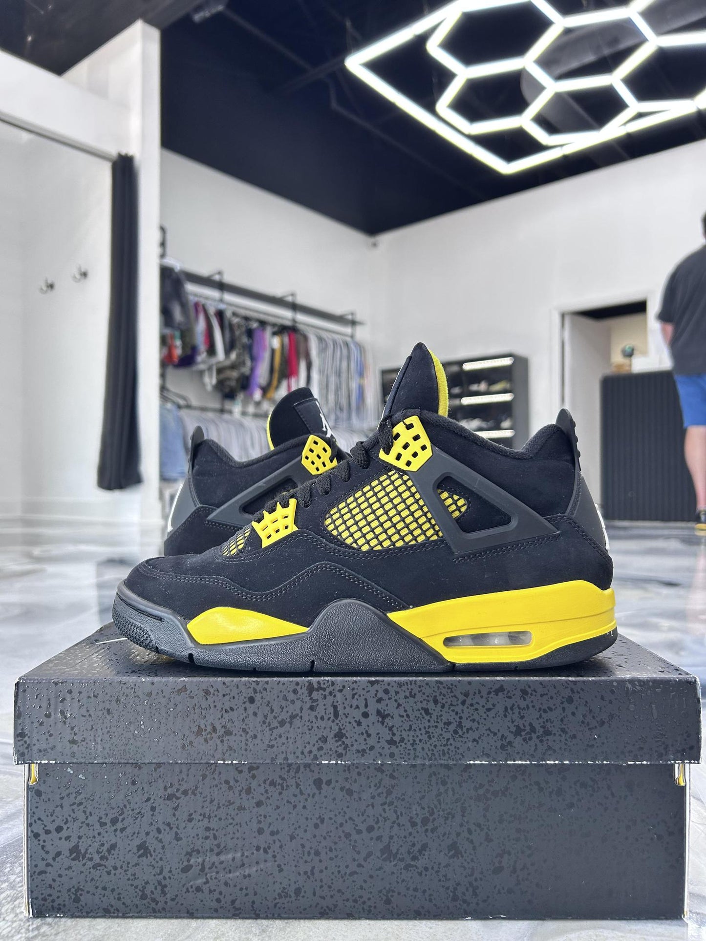 Jordan 4 "Thunder" Used Size 9