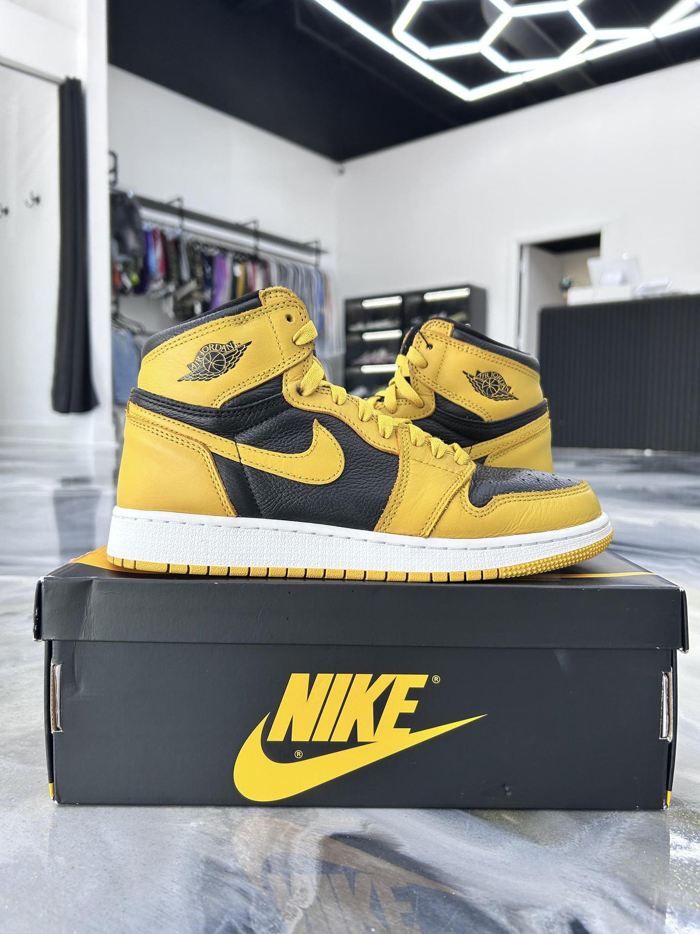 Jordan 1 High "Pollen" Used Size 7Y/8.5W