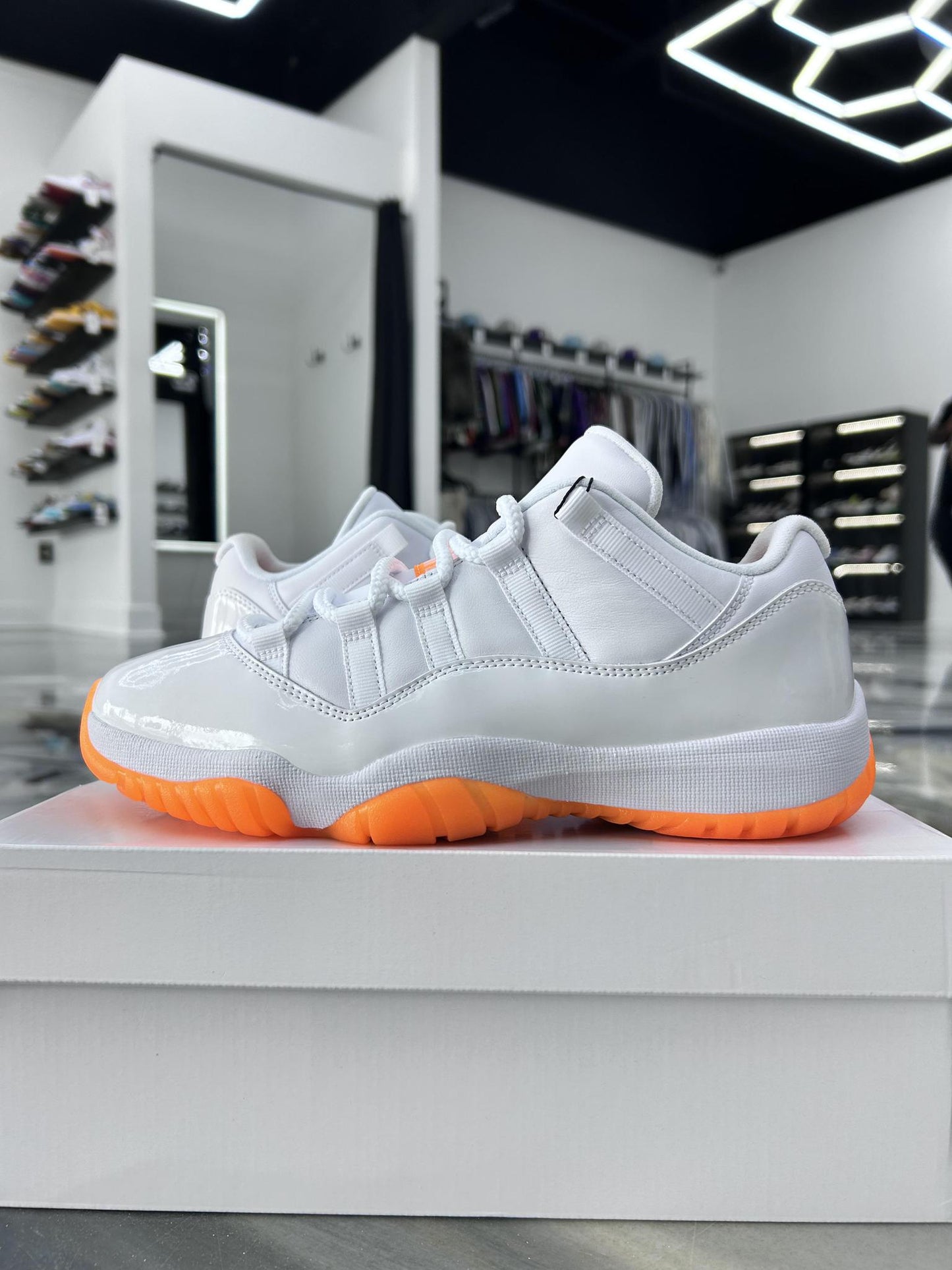 Jordan 11 Low "Citrus" Used Size 7.5