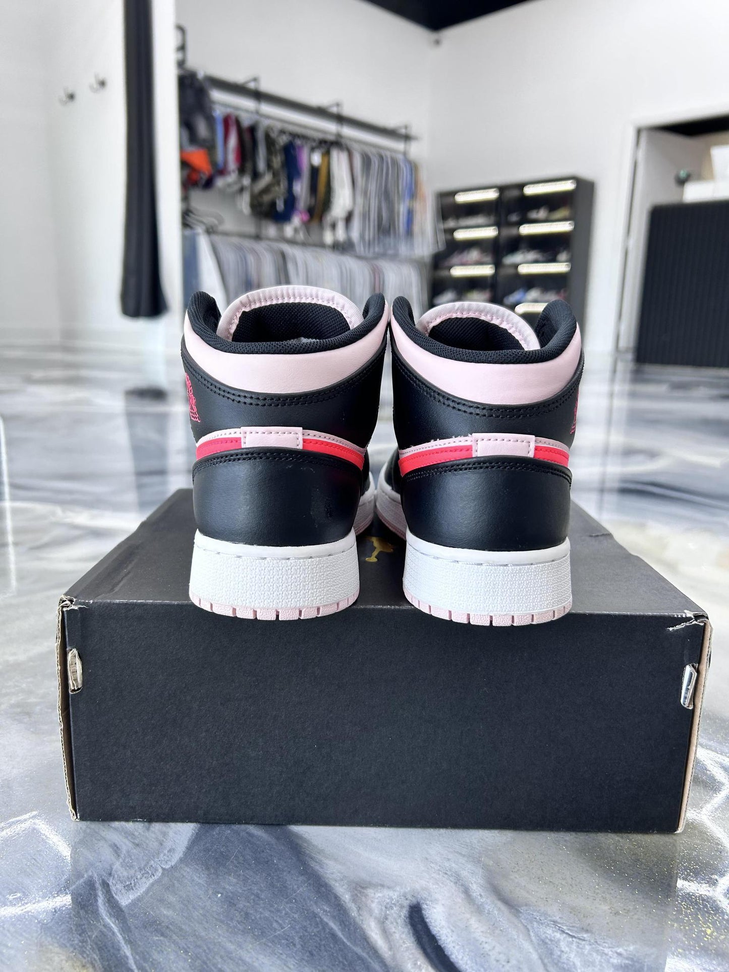 Jordan 1 Mid "Atmosphere" Used Size 5Y/6.5W