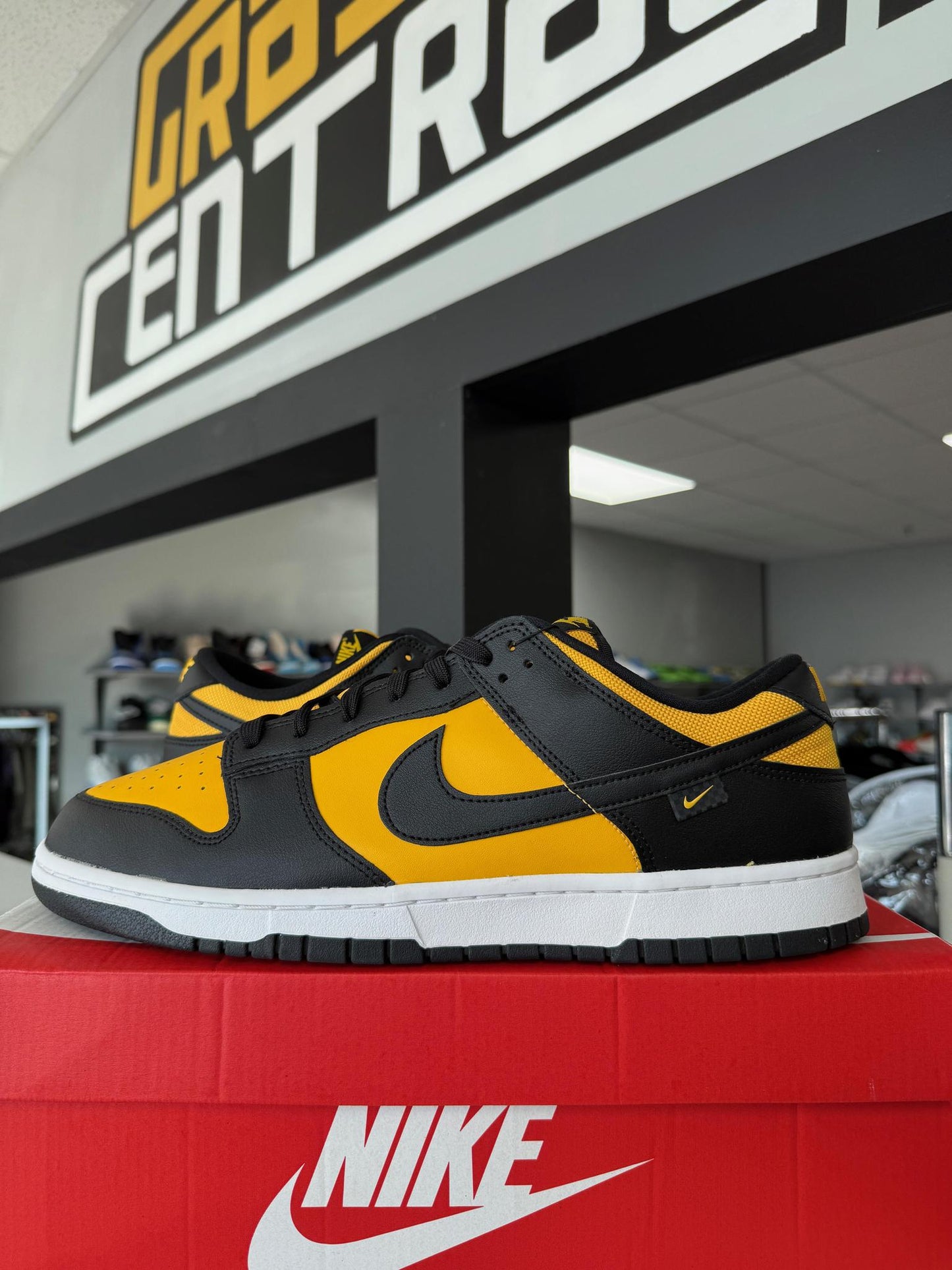 Dunk Low "Reverse Goldenrod" Used Size 13