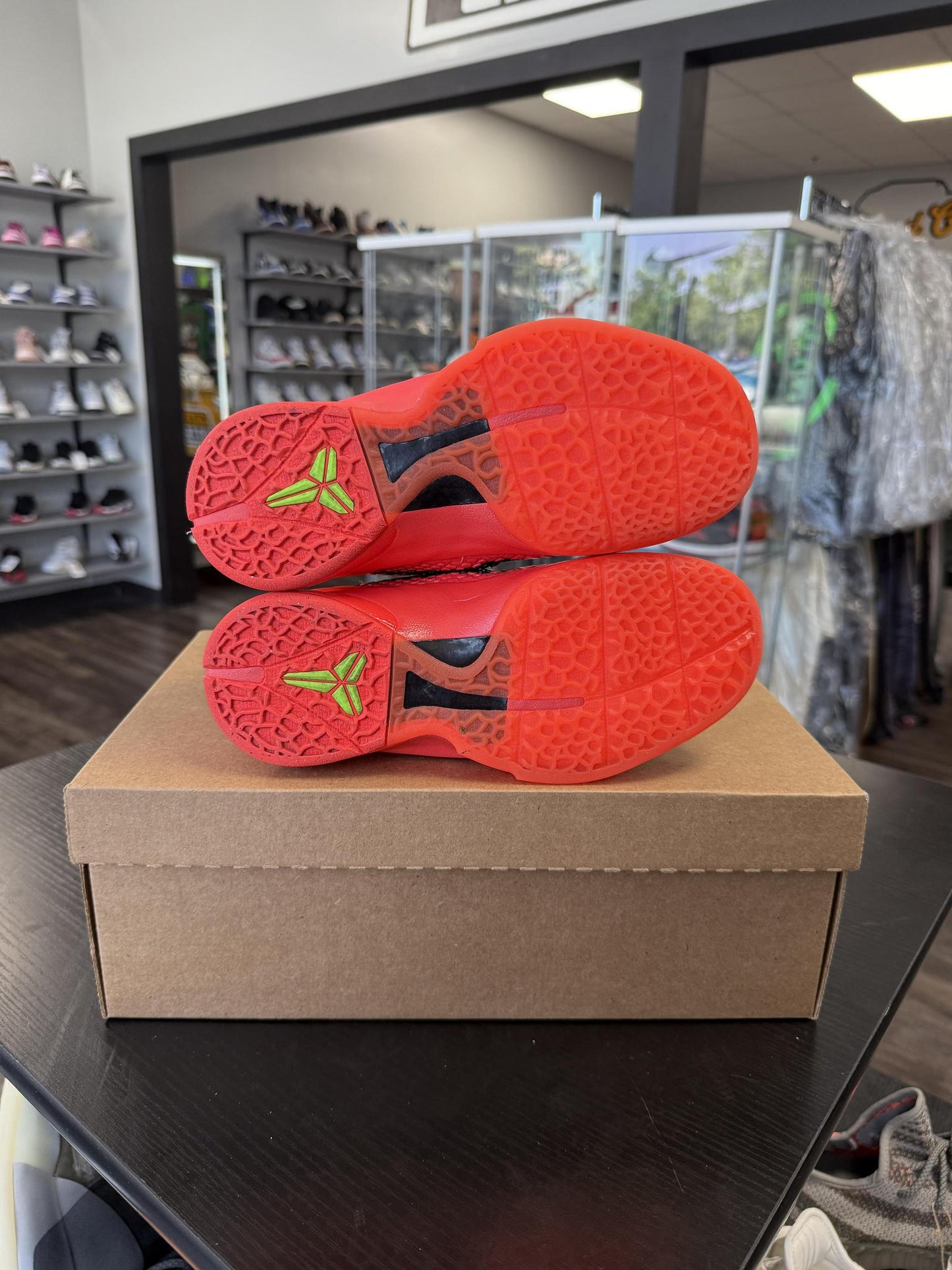 Kobe 6 "Reverse Grinch" Used Size 4.5Y/6W