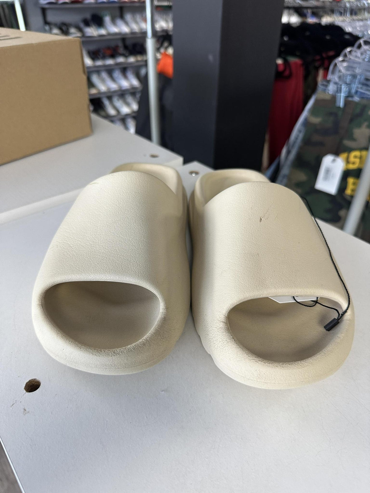 Yeezy Slide "Bone" Used Size 8