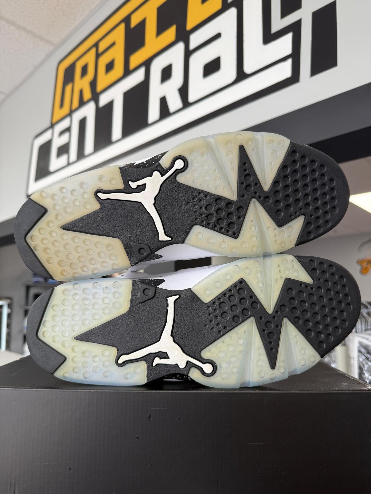 Jordan 6 "White Oreo" Used Size 10.5