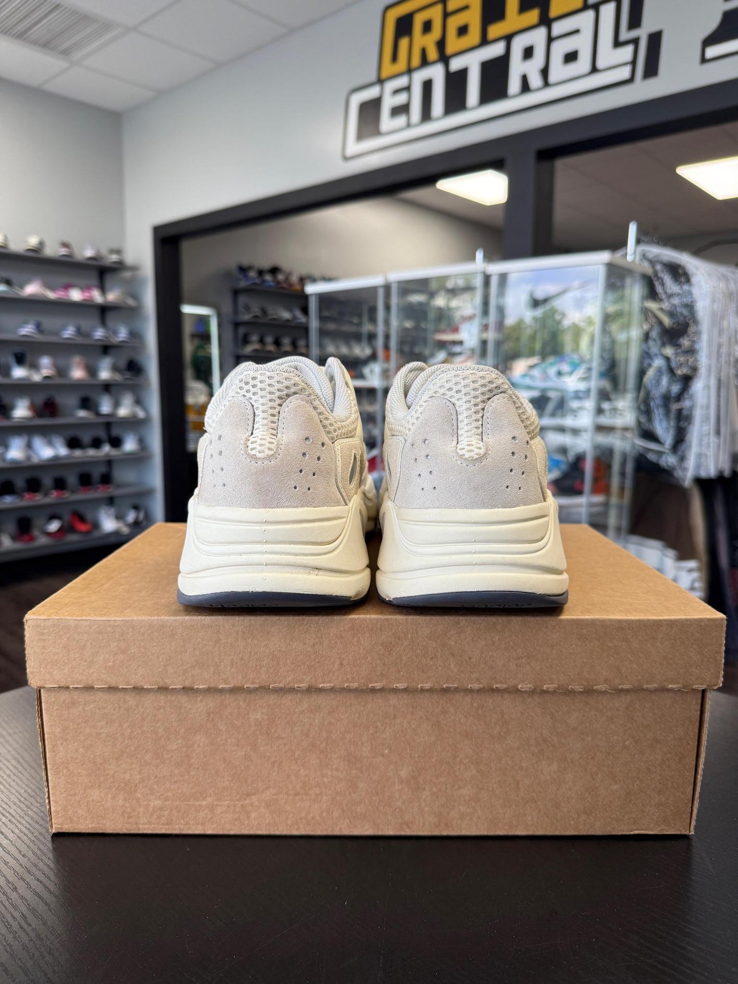 Yeezy 700 "Analog" Used Size 11