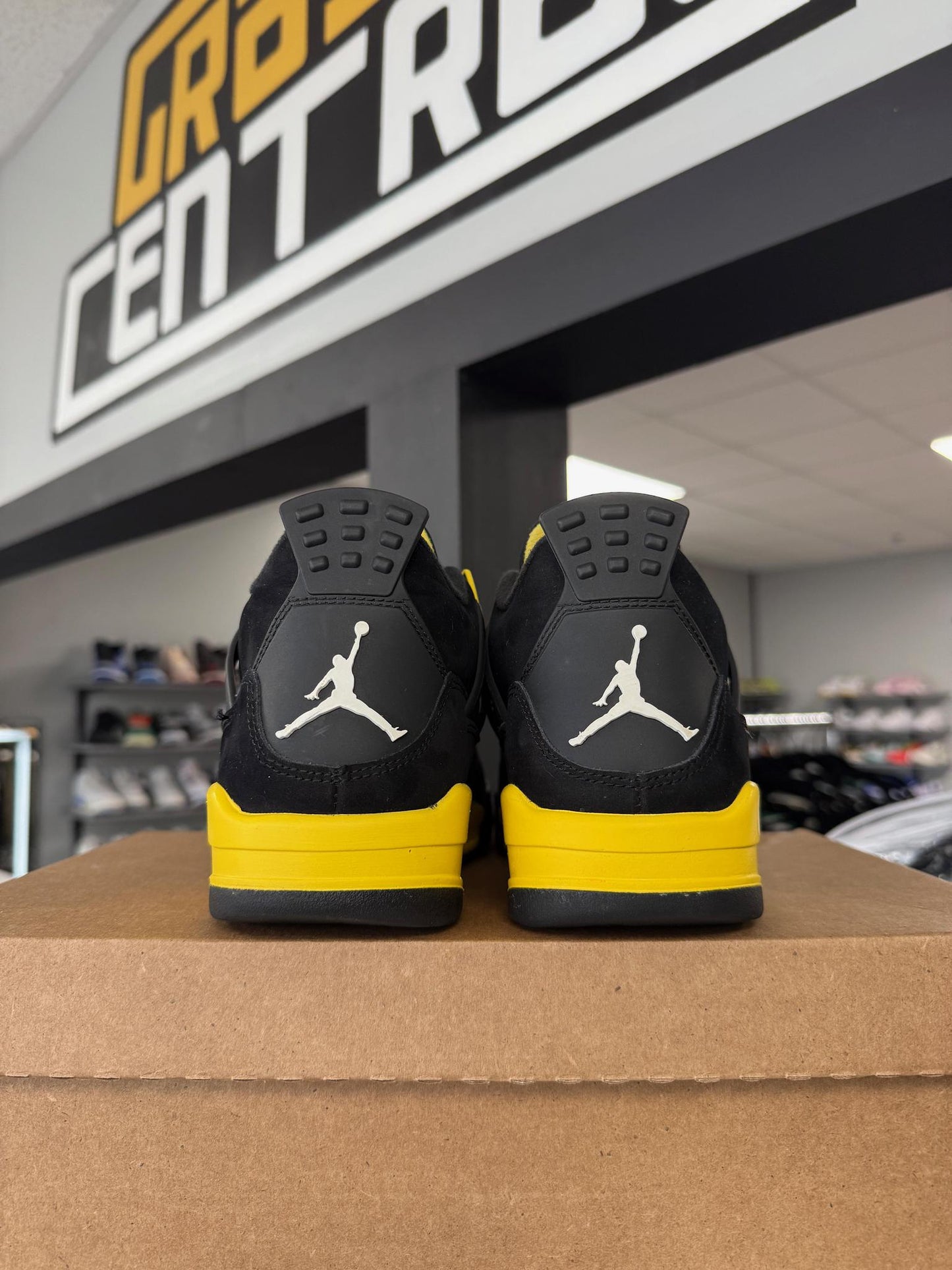 Jordan 4 "Thunder" Used Size 7Y/8.5W