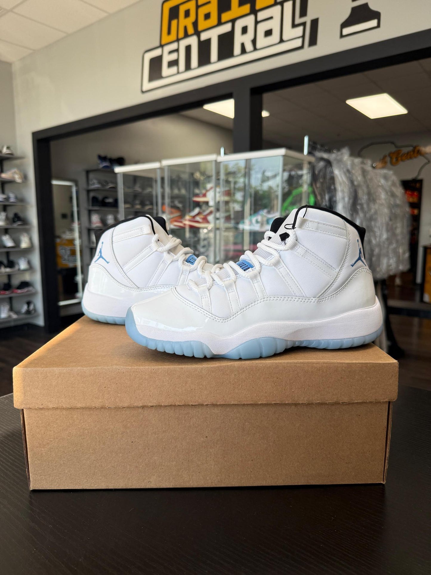 Jordan 11 "Legend Blue" Used Size 7Y/8.5W
