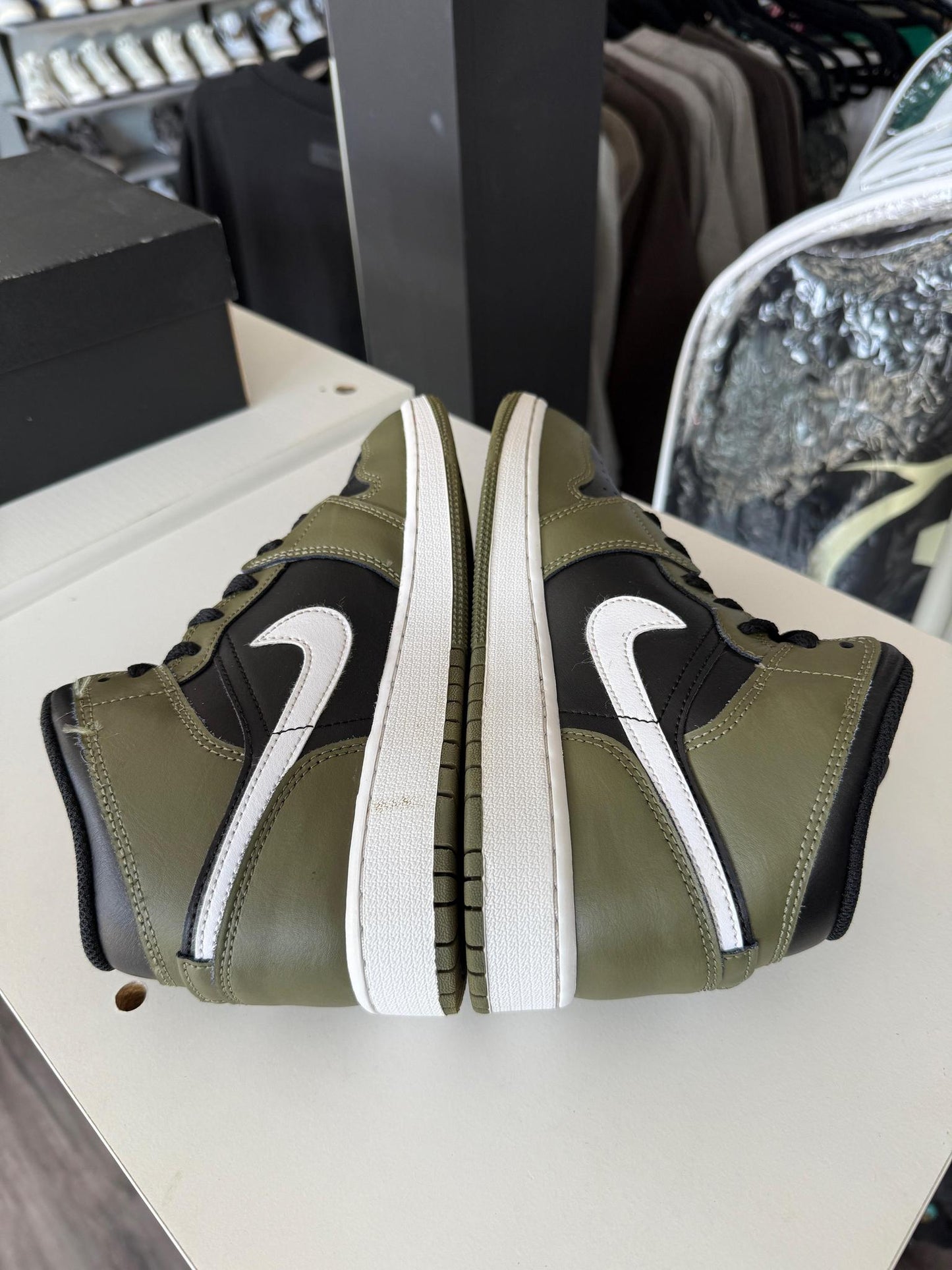 Jordan 1 Mid "Olive" Used Size 6Y/7.5W