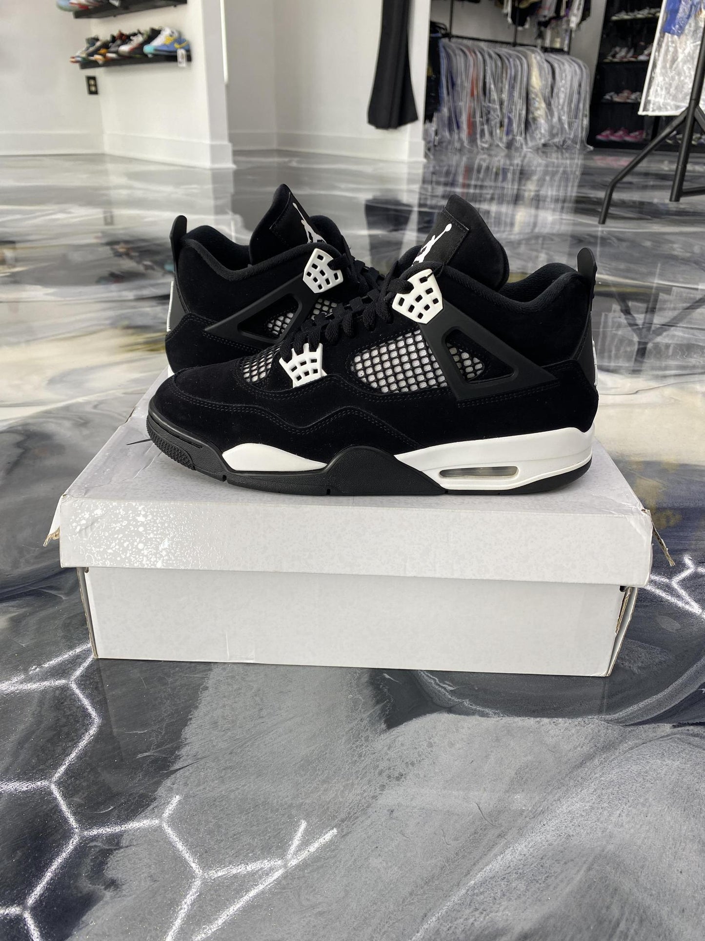 Jordan 4 "White Thunder" Used Size 10.5