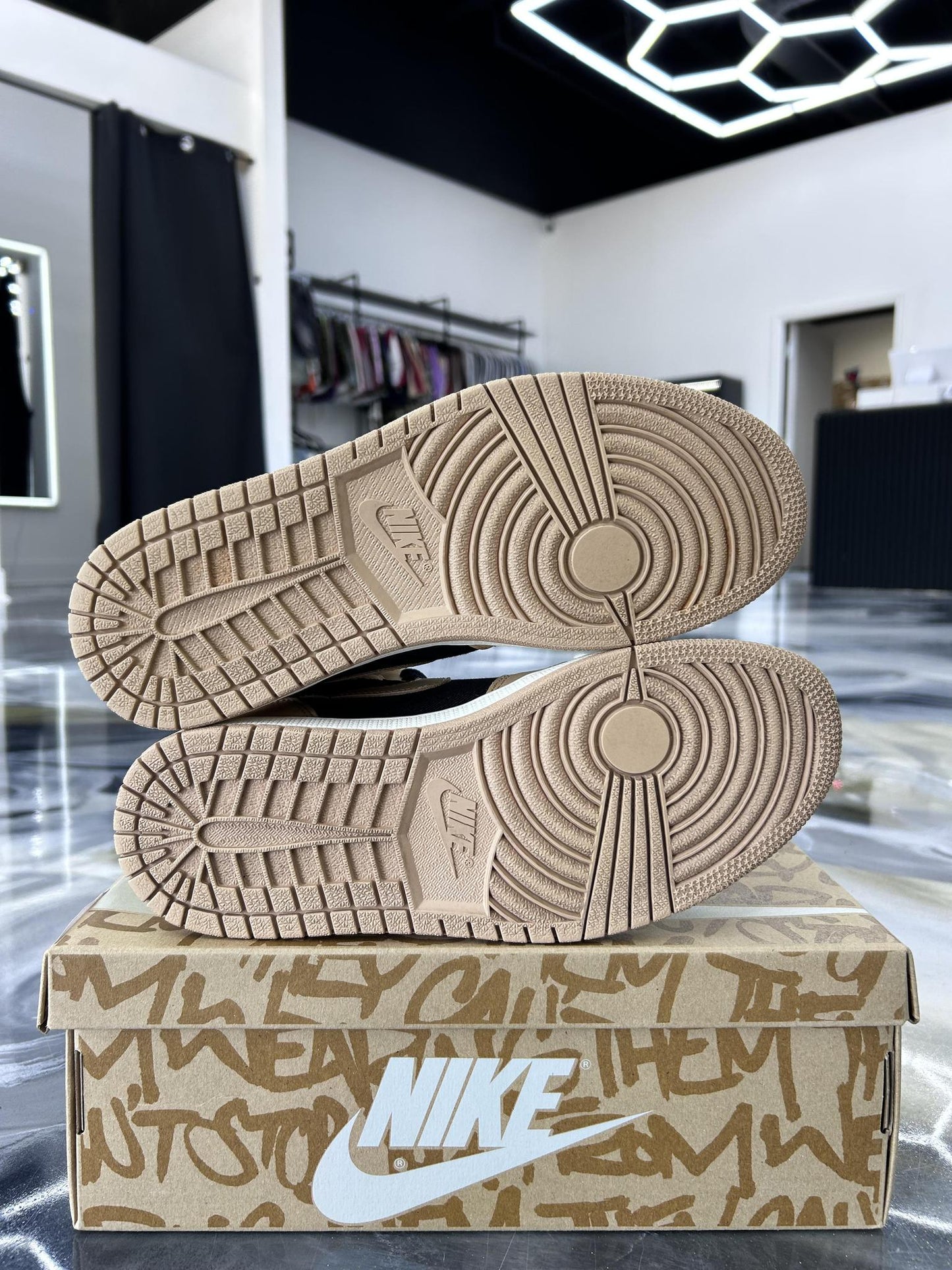 Jordan 1 High "Heirloom" Used Size 9