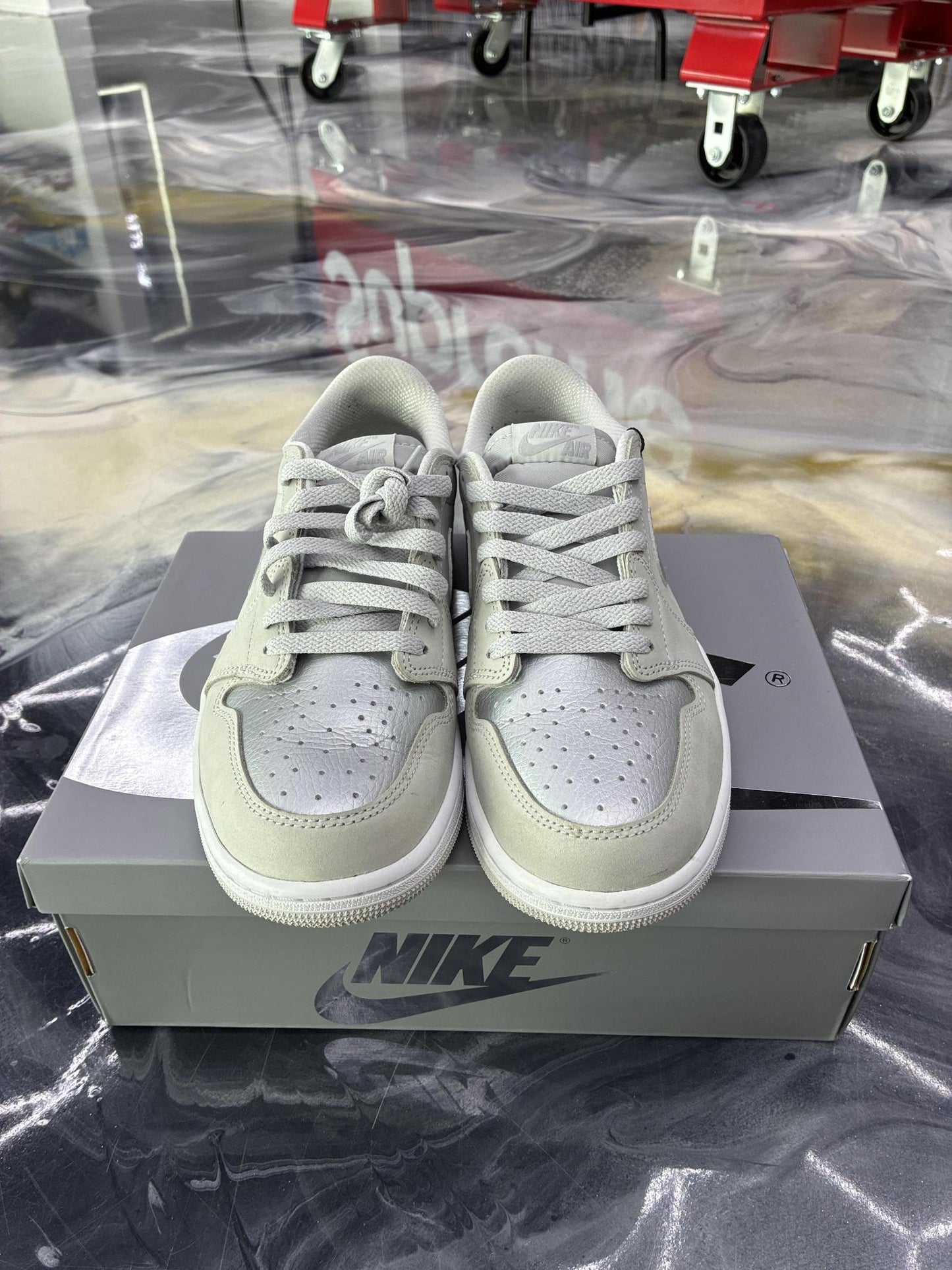 Jordan 1 Low "Metallic Silver" Used Size 9