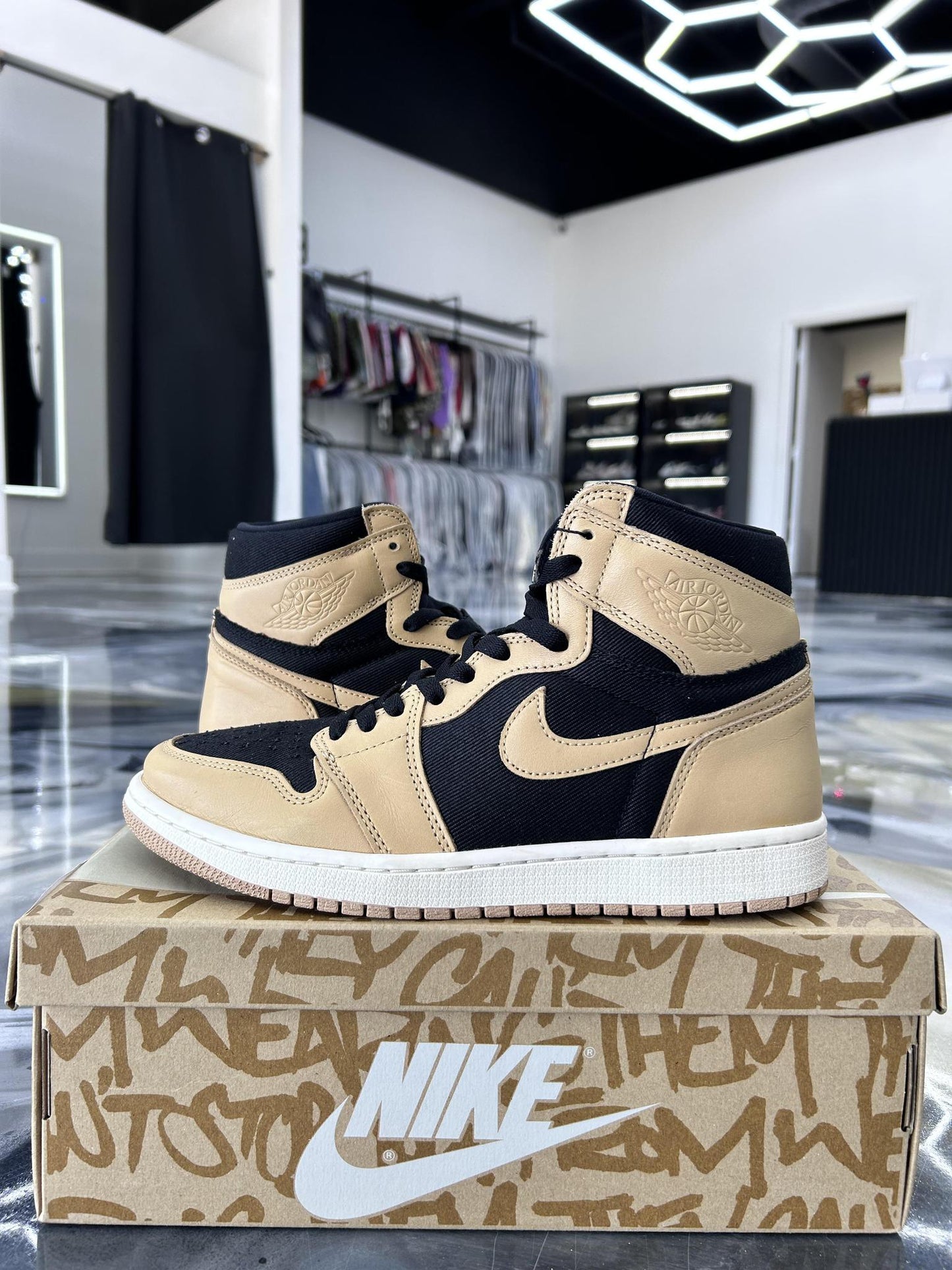 Jordan 1 High "Heirloom" Used Size 9