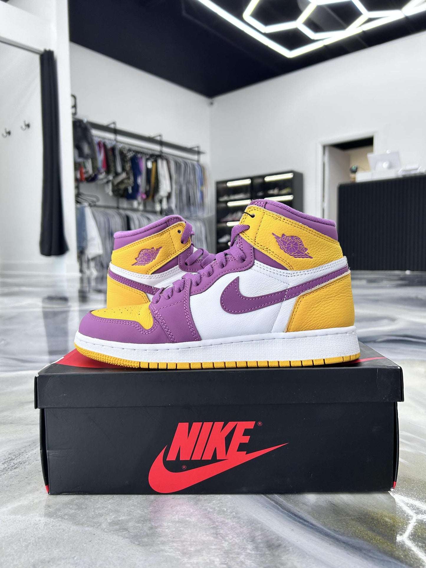 Jordan 1 "Brotherhood" Used Size 7Y/8.5W