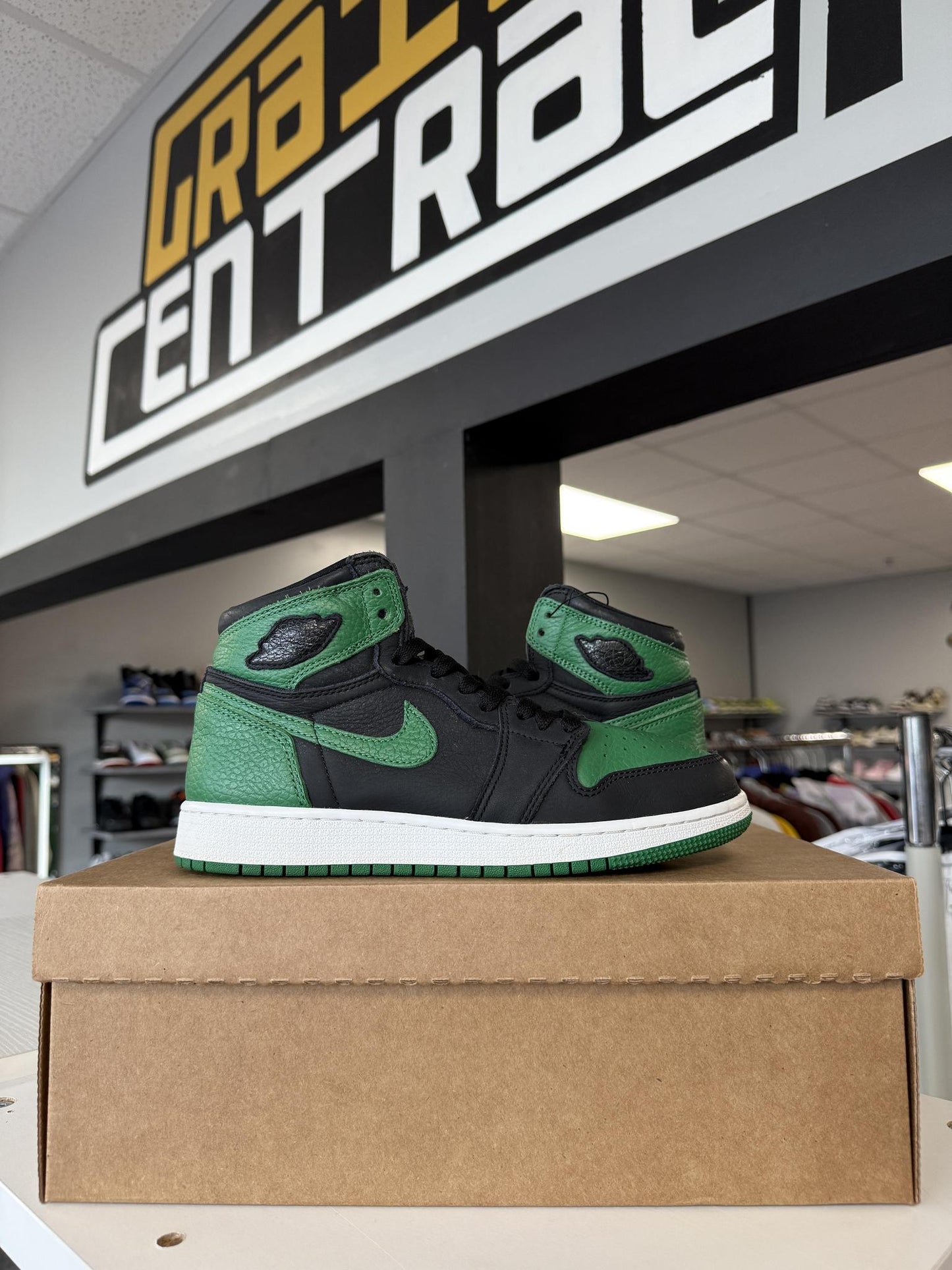 Jordan 1 "Pine Green 2.0" Used Size 6Y/7.5W