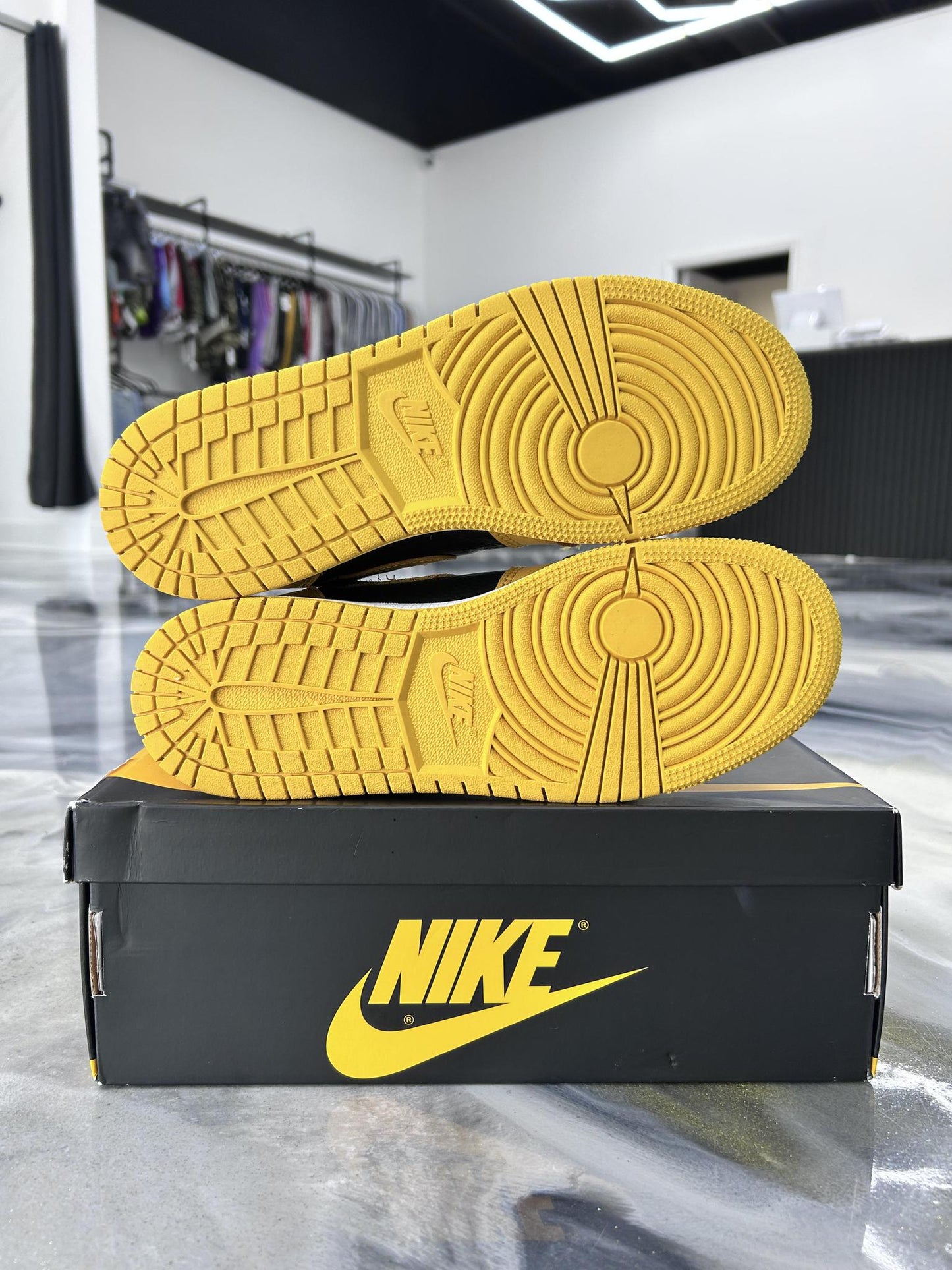 Jordan 1 High "Pollen" Used Size 7Y/8.5W