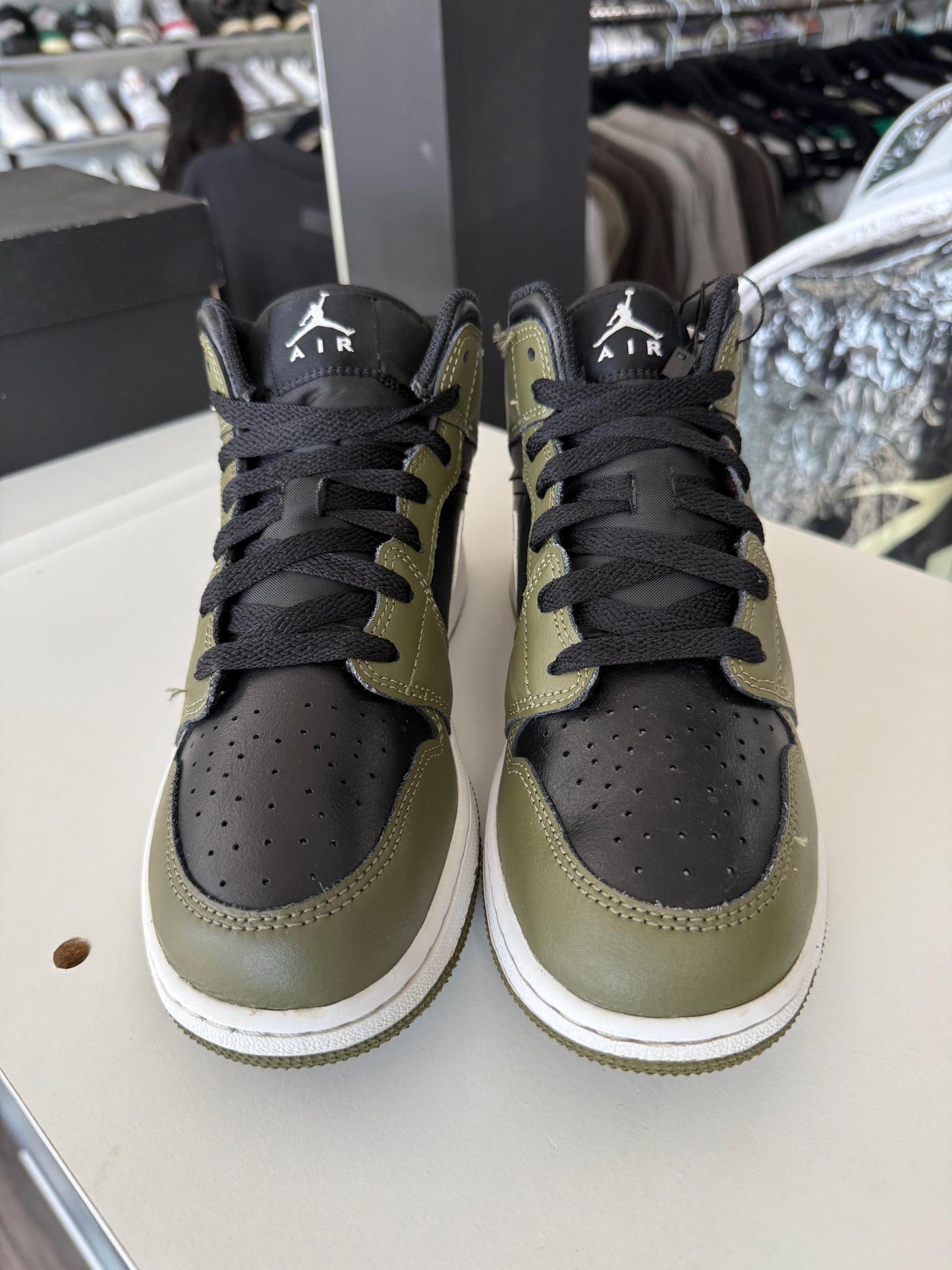 Jordan 1 Mid "Olive" Used Size 6Y/7.5W