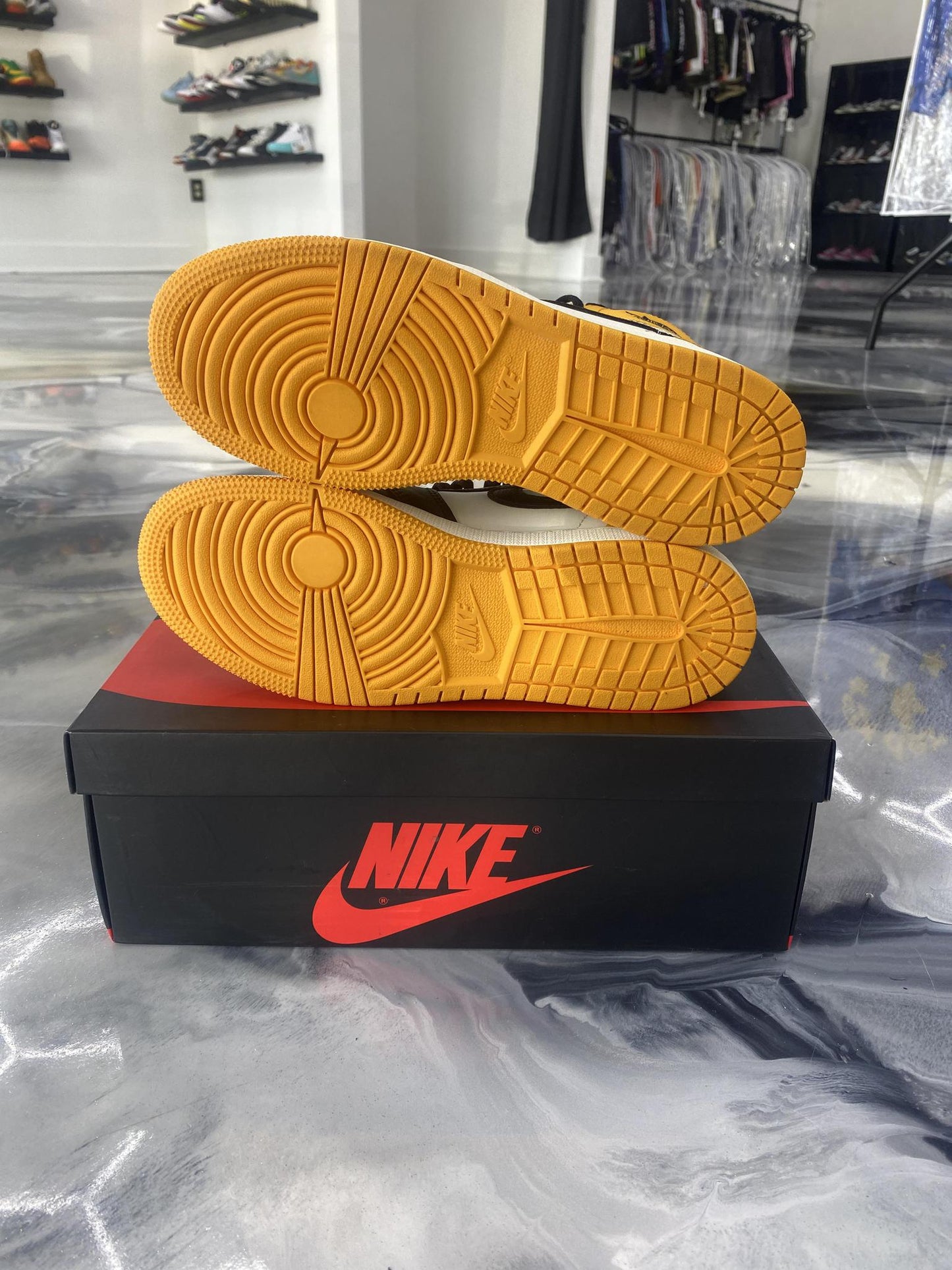 Jordan 1 "Taxis" Used Size 6Y/7.5W