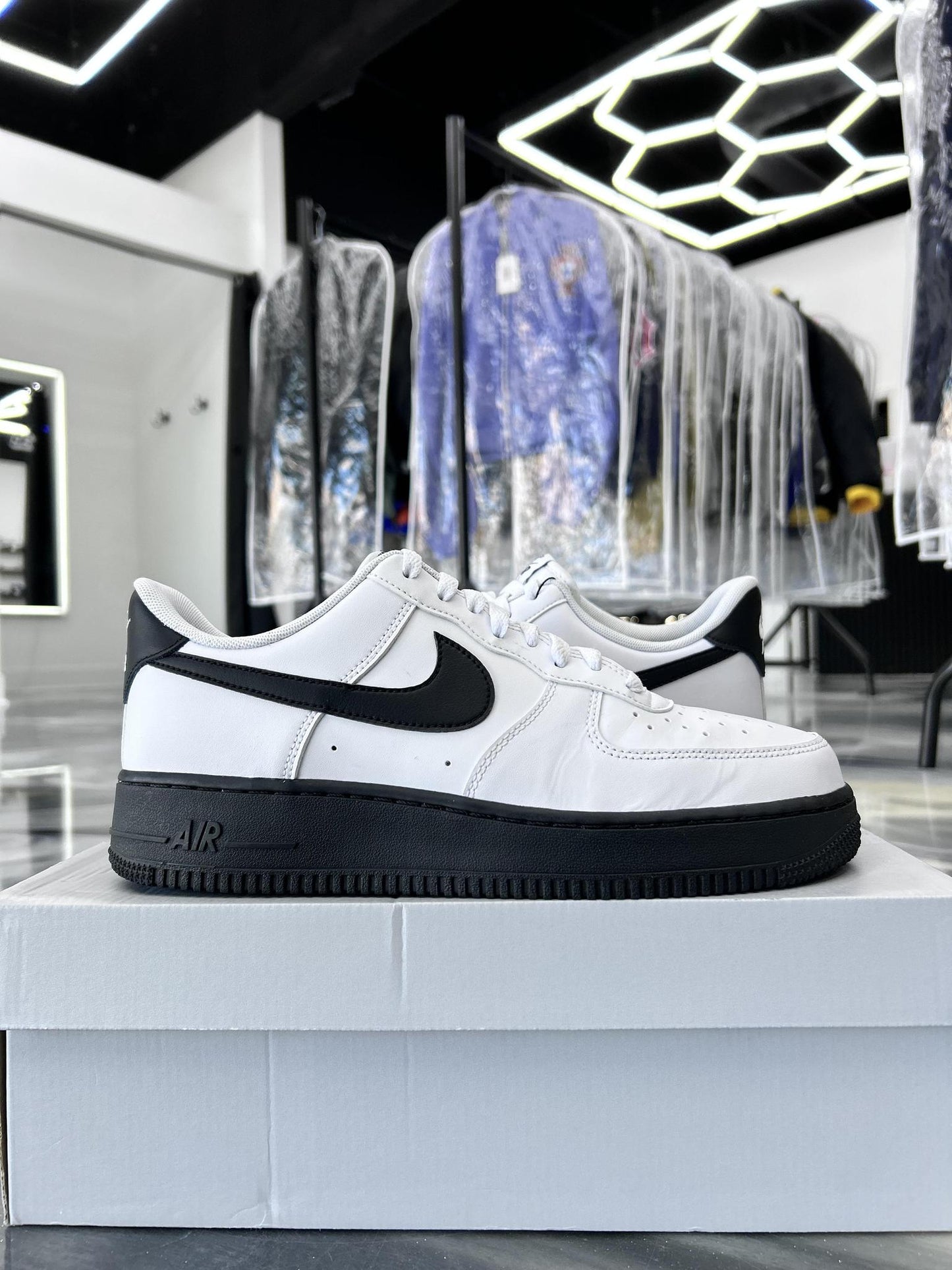 Nike Air Force 1 "White/Black" Used Size 9