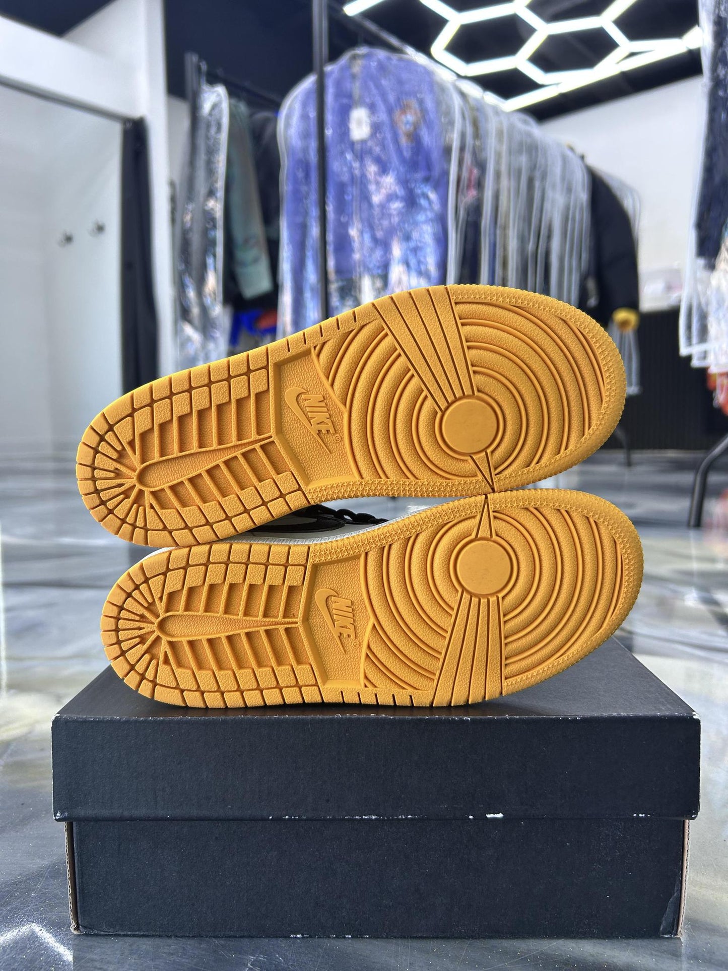 Jordan 1 "Yellow Toe Taxi" Used Size 2Y