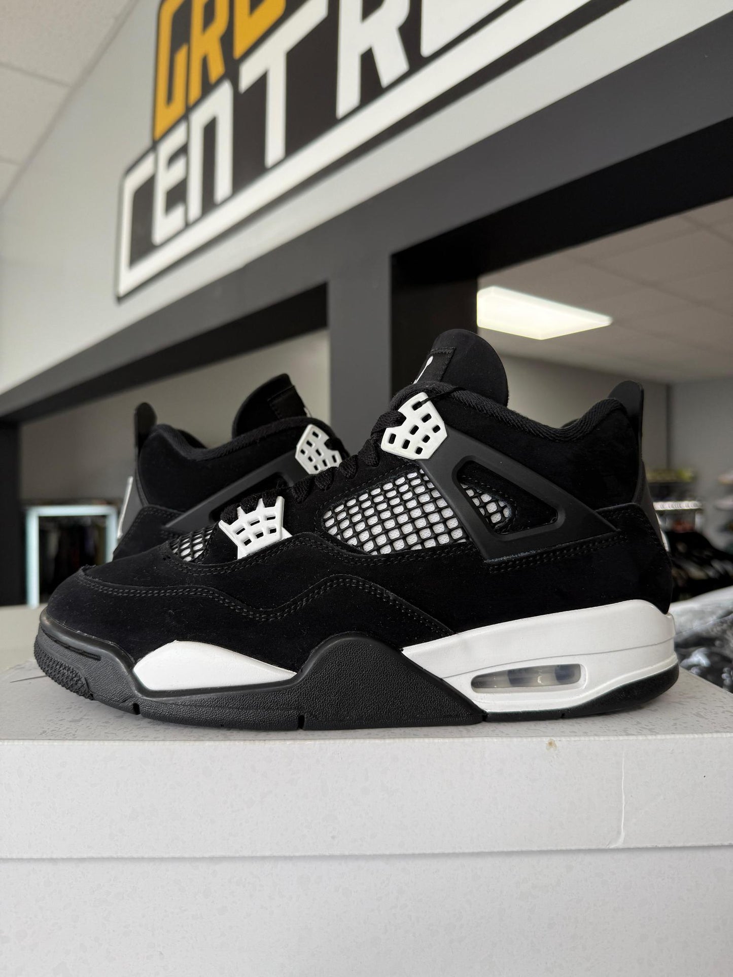 Jordan 4 "White Thunder" Used Size 8.5