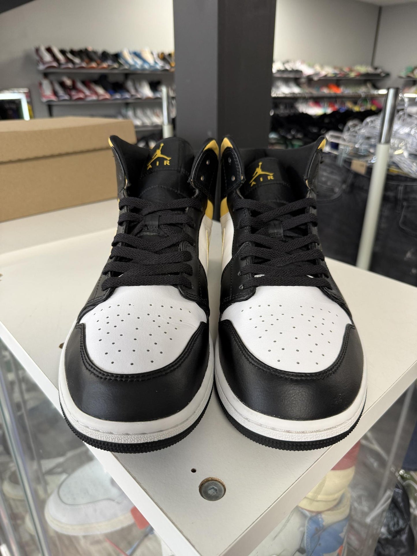 Jordan 1 Mid "Pollen" Used Size 14