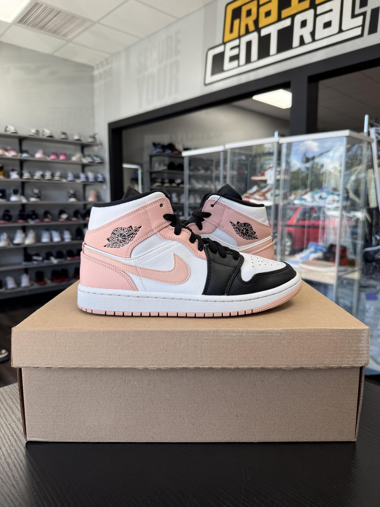 Jordan 1 Mid "Arctic Orange" Used Size 7Y/8.5W