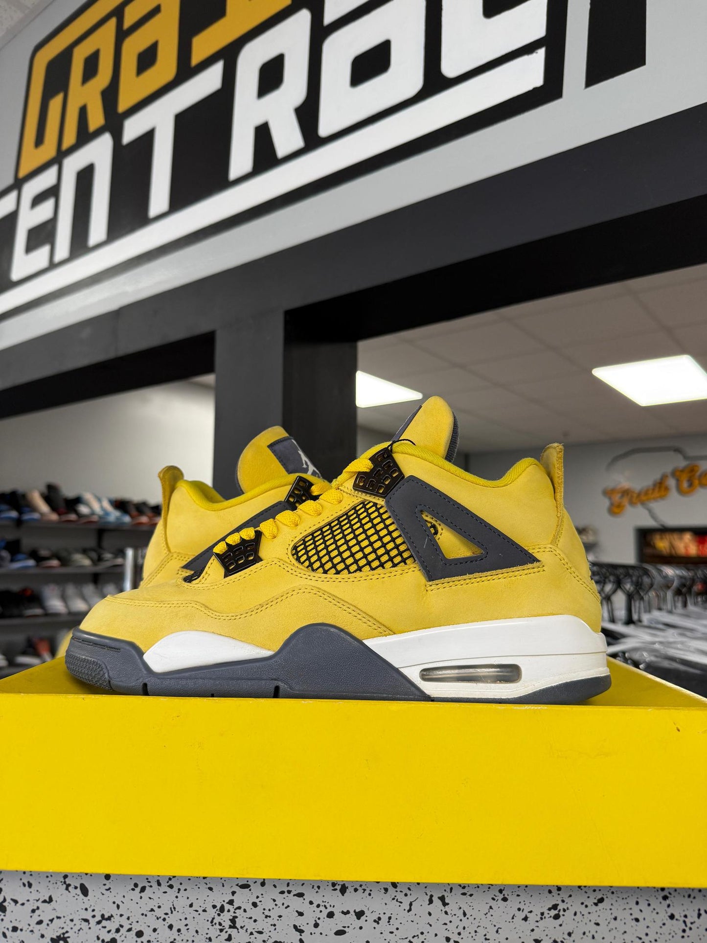 Jordan 4 "Lightning" Used Size 10