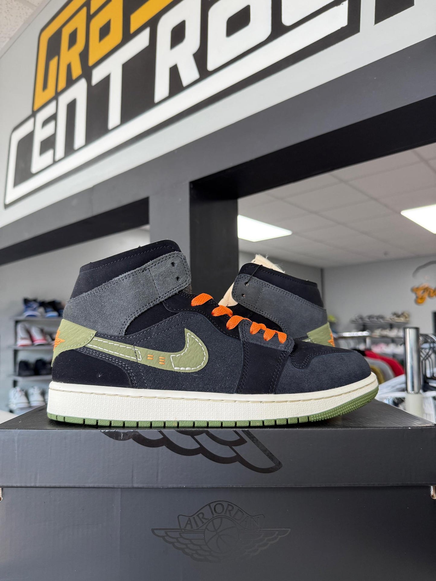 Jordan 1 Mid "Anthracite" Used Size 9.5